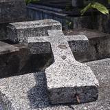 Rompien tiestos y dañan tumbas en cementerio de Isla Verde