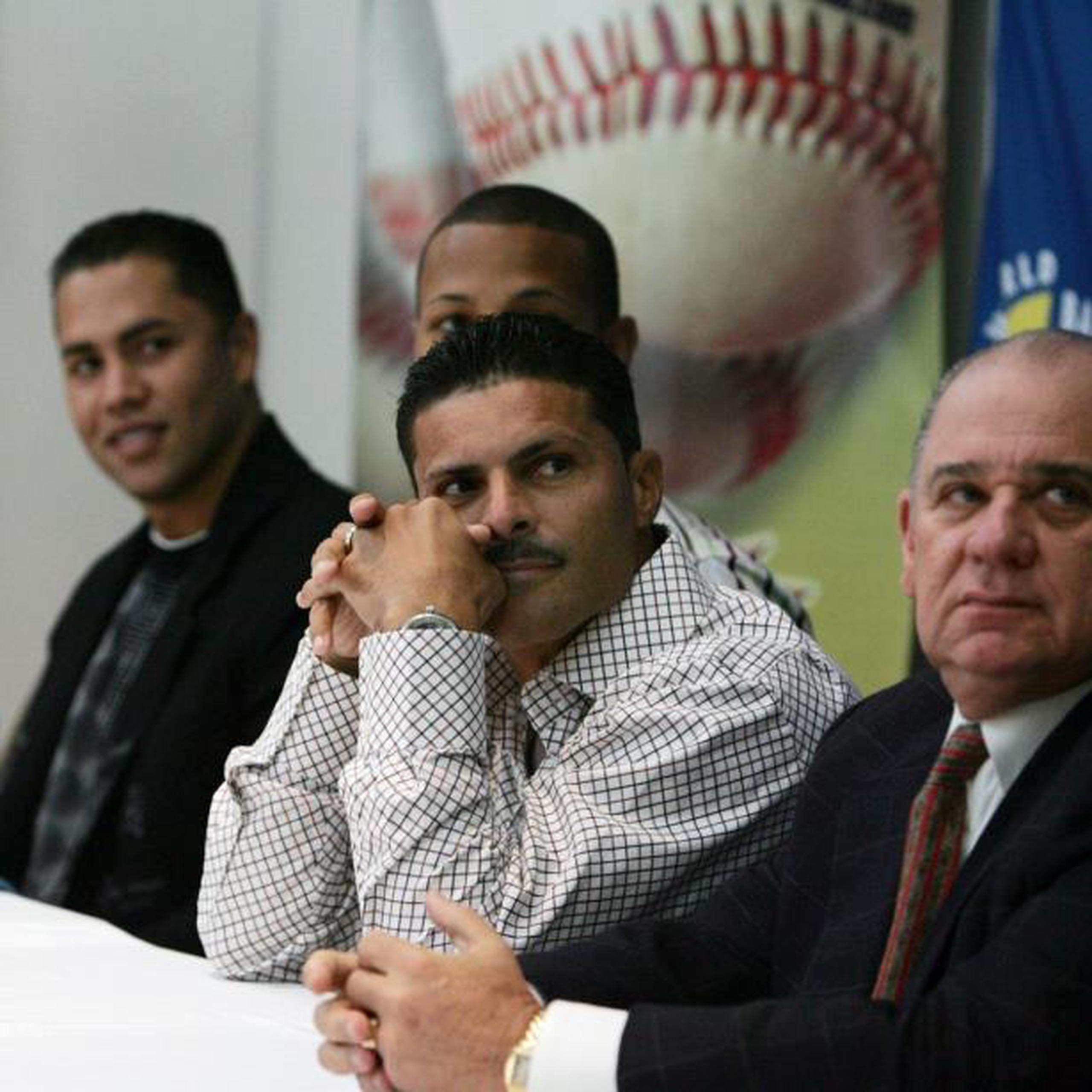 Carlos Beltrán (extrema izquierda) y Antonio Muñoz Bermúdez (extrema derecha) mientras participaban en una conferencia de prensa previo al Clásico Mundial de Béisbol 2006. (Archivo)