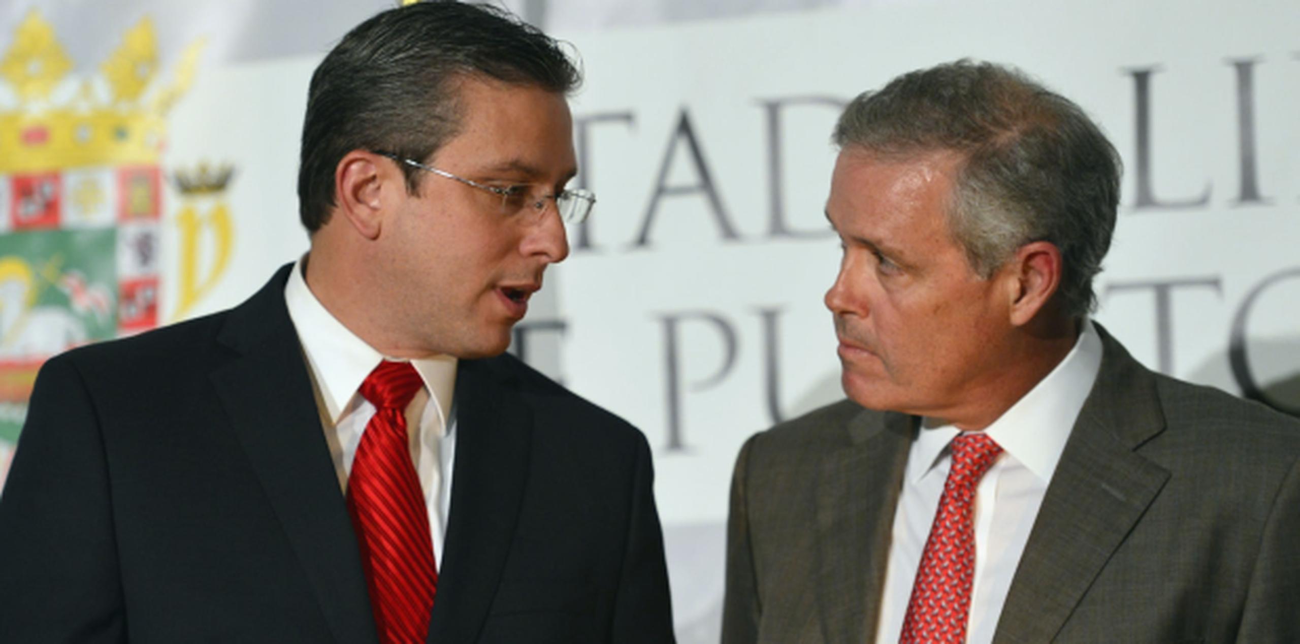 Alejandro García Padilla junto a Javier D. Ferrer, presidente del Banco Gubernamental de Fomento. (Archivo)