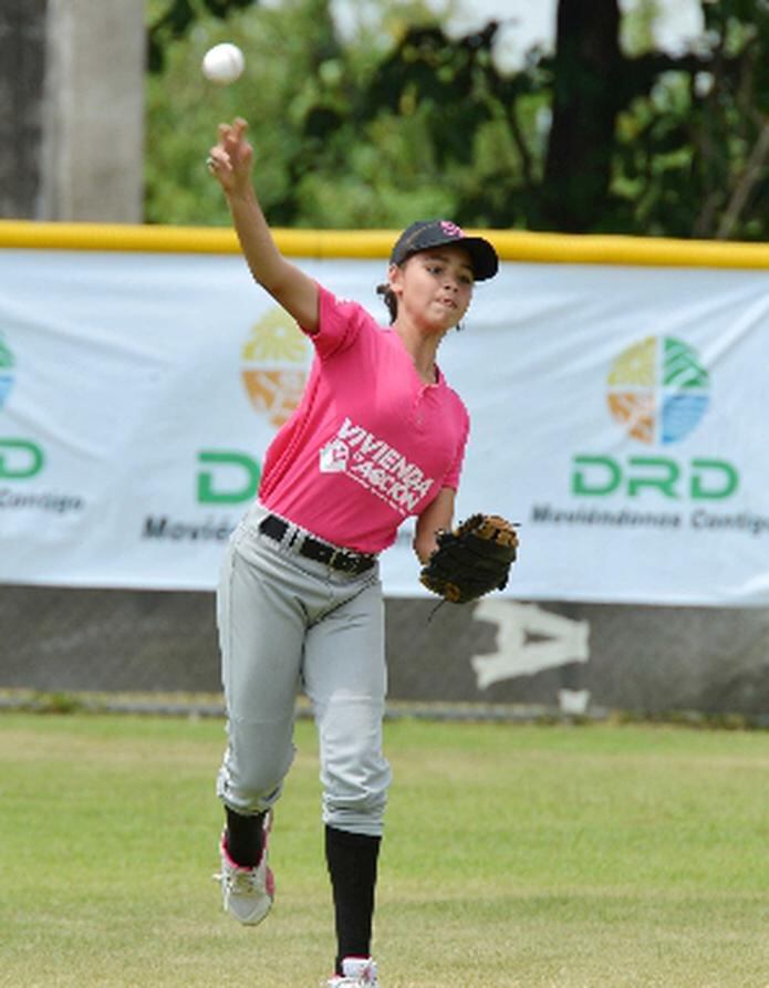 Una niña realiza un lanzamiento durante uno de los partidos celebrados el pasado fin de semana en Cataño. (Suministrada / Pepo Díaz )