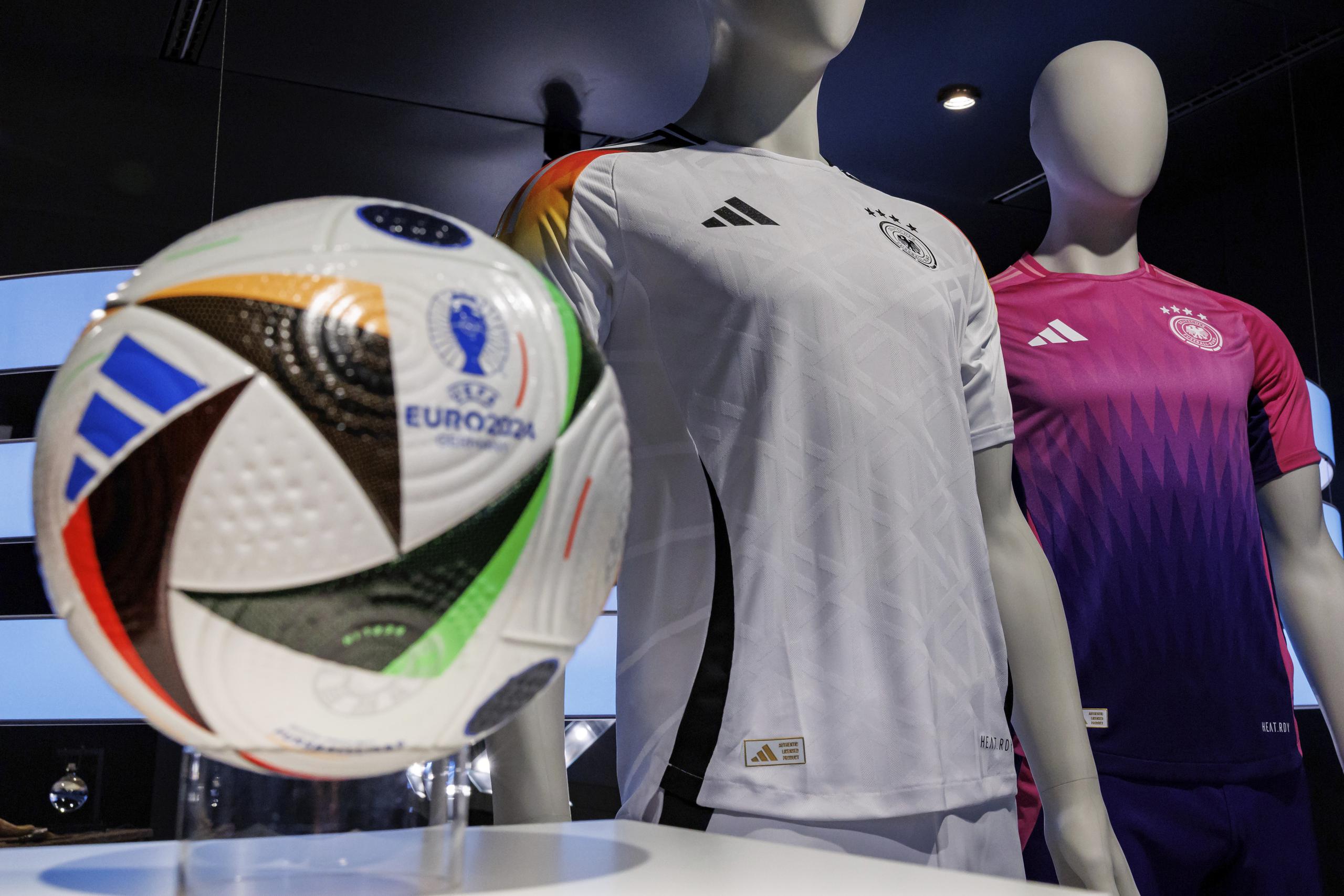 ARCHIVO - Las camisetas que la selección de Alemania lucirá en la Eurocopa 2024 son exhibidas en la sede de Adidas en Herzogenaurach, Alemania, el jueves 14 de marzo de 2024. (Daniel Karmann/dpa vía AP)
