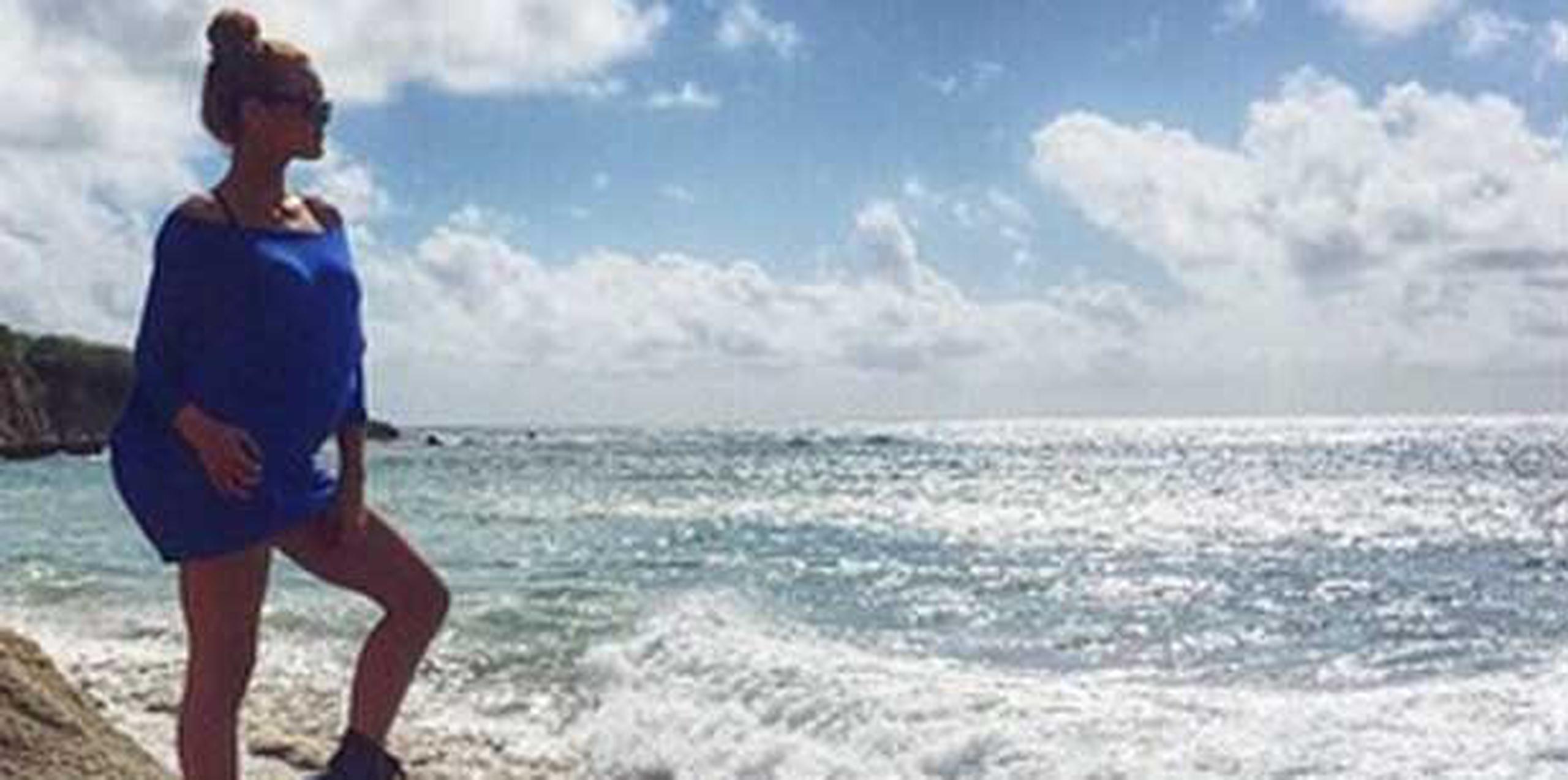 Zuleyka Rivera posa en Playa Negra en Vieques. (Instagram)