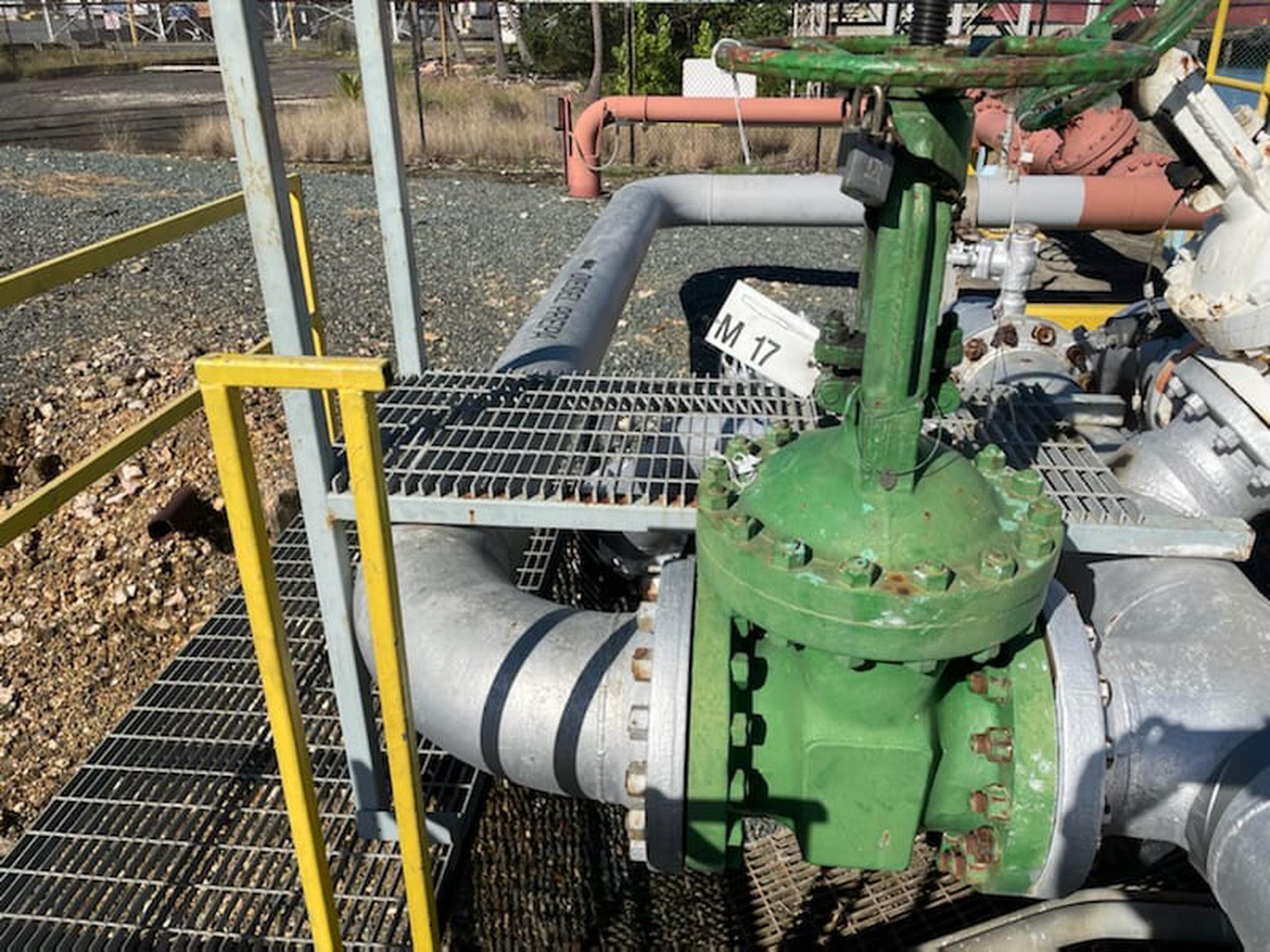 Pintada de verde está una de las válvula en controversia que la AEE debe cerrar para que el diésel llegue hacia la Central San Juan y no a los tanques de la empresa PUMA Energy.