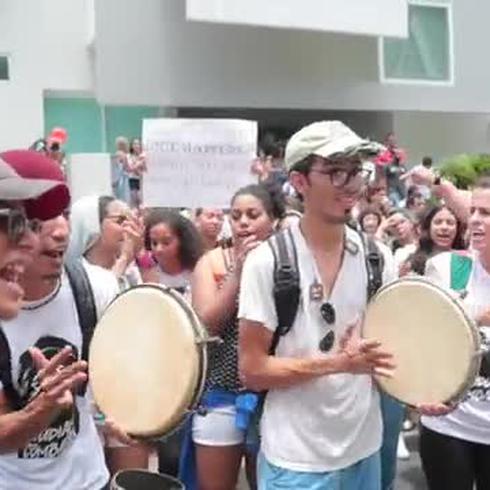 Estudiantes de la UPR protestan con portones abiertos