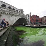 El agua del Gran Canal de Venecia se tiñe de un misterioso verde fluorescente 
