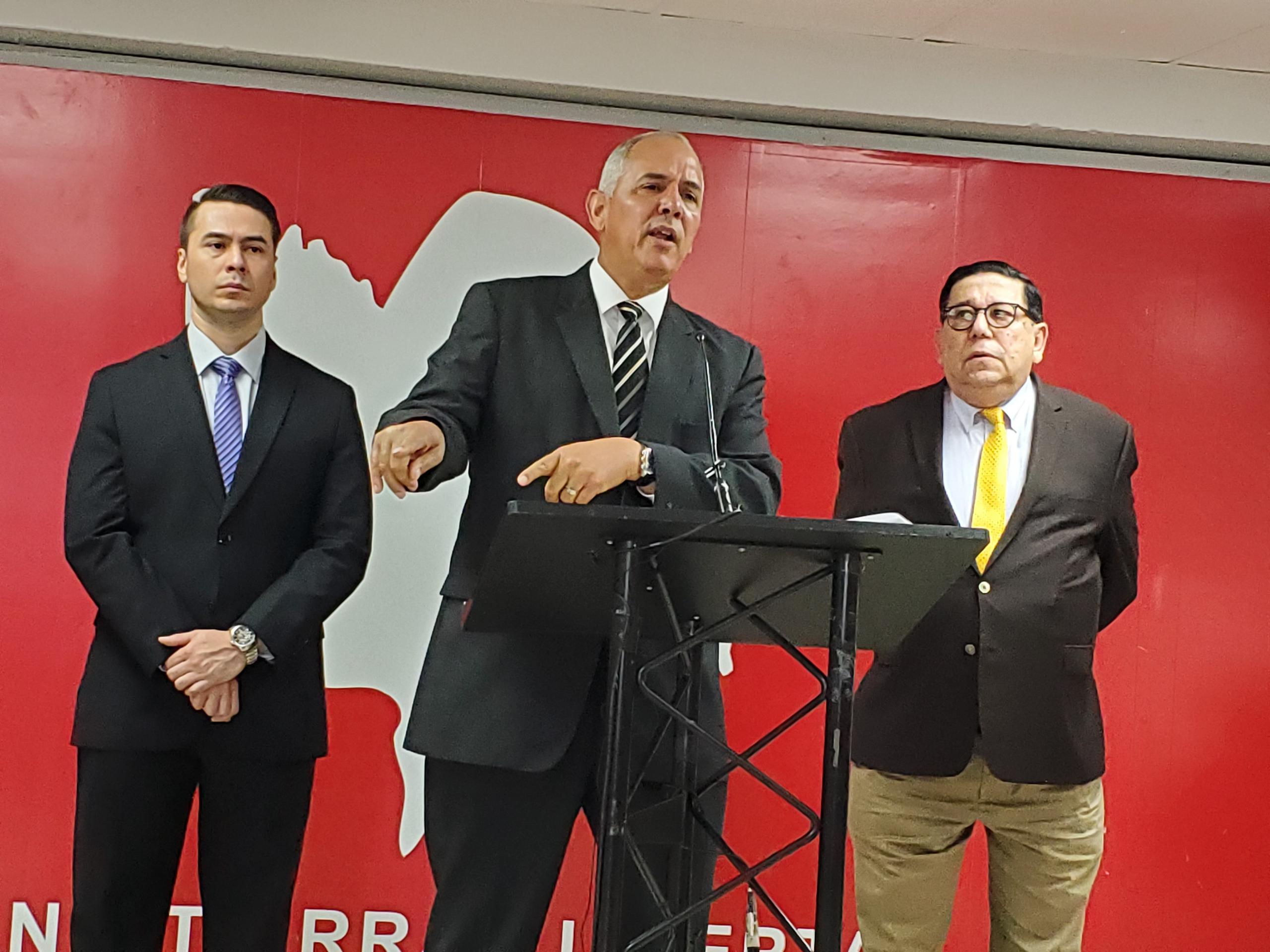De izquierda a derecha, Nelson Rodríguez, comisionado alterno del PPD; el comisionado electoral, Lind Merle Feliciano, y el secretario de la colectividad, José Ariel Nazario.