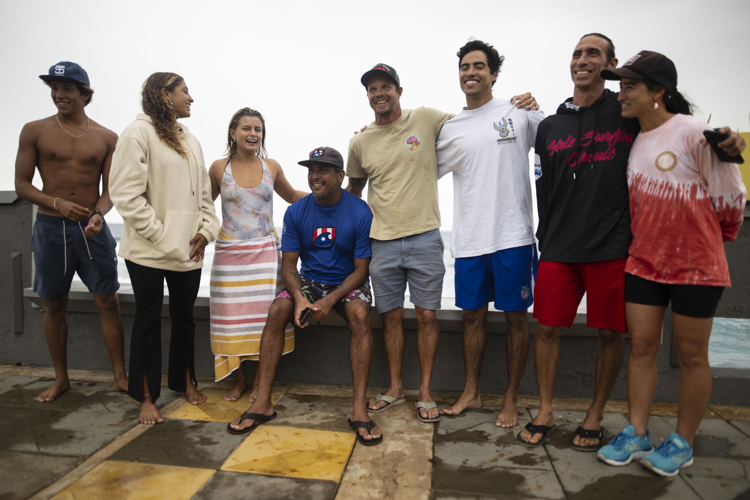 Parte del Equipo Nacional de surfing se une con personal de apoyo y emergentes atletas en La Marginal de Arecibo, en donde desde el viernes se celebra el Mundial de tabla corta.