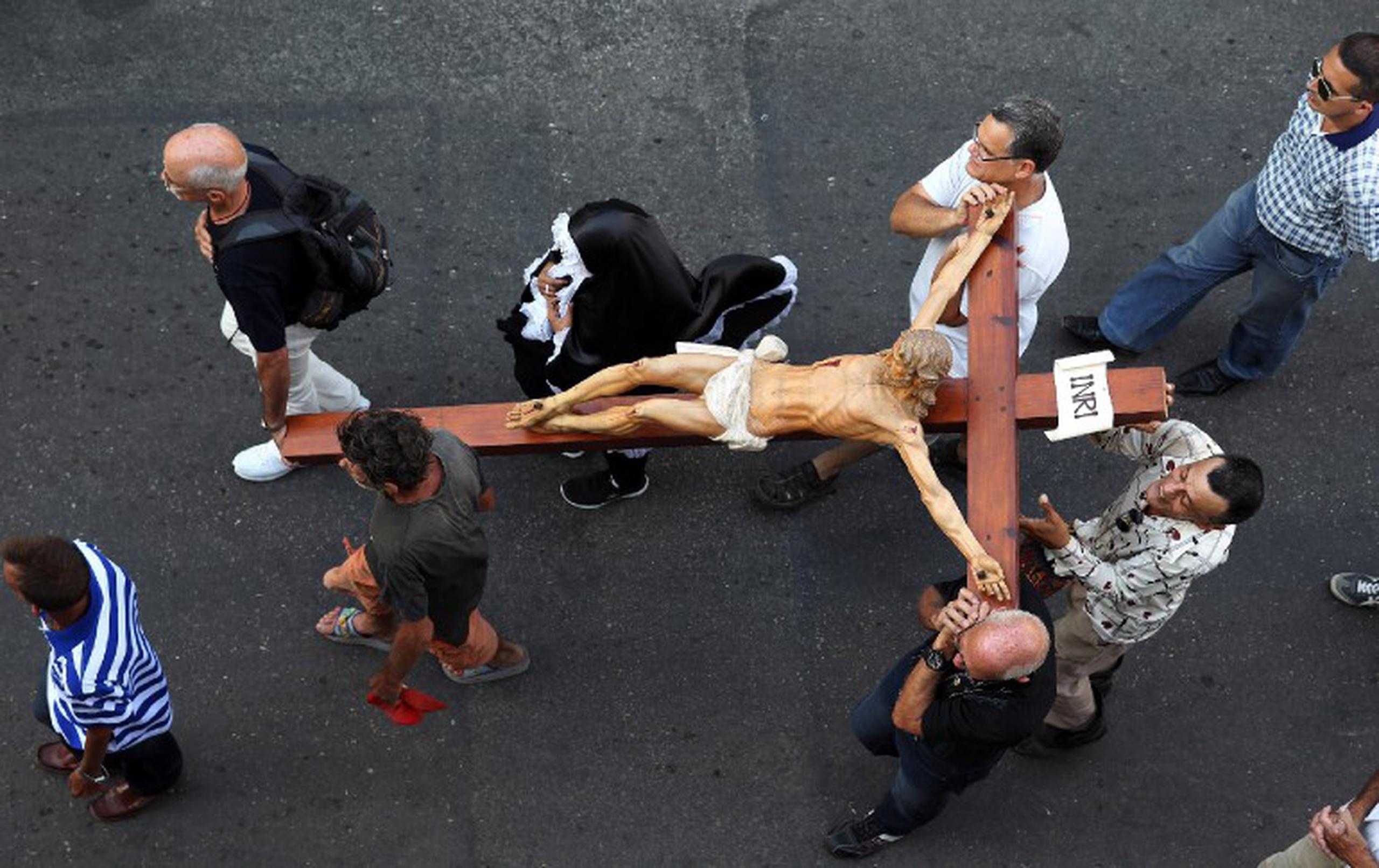 Católicos cubanos participan en la procesión del Viacrucis, durante el Viernes Santo, en el poblado de Regla, en La Habana, Cuba. (EFE)