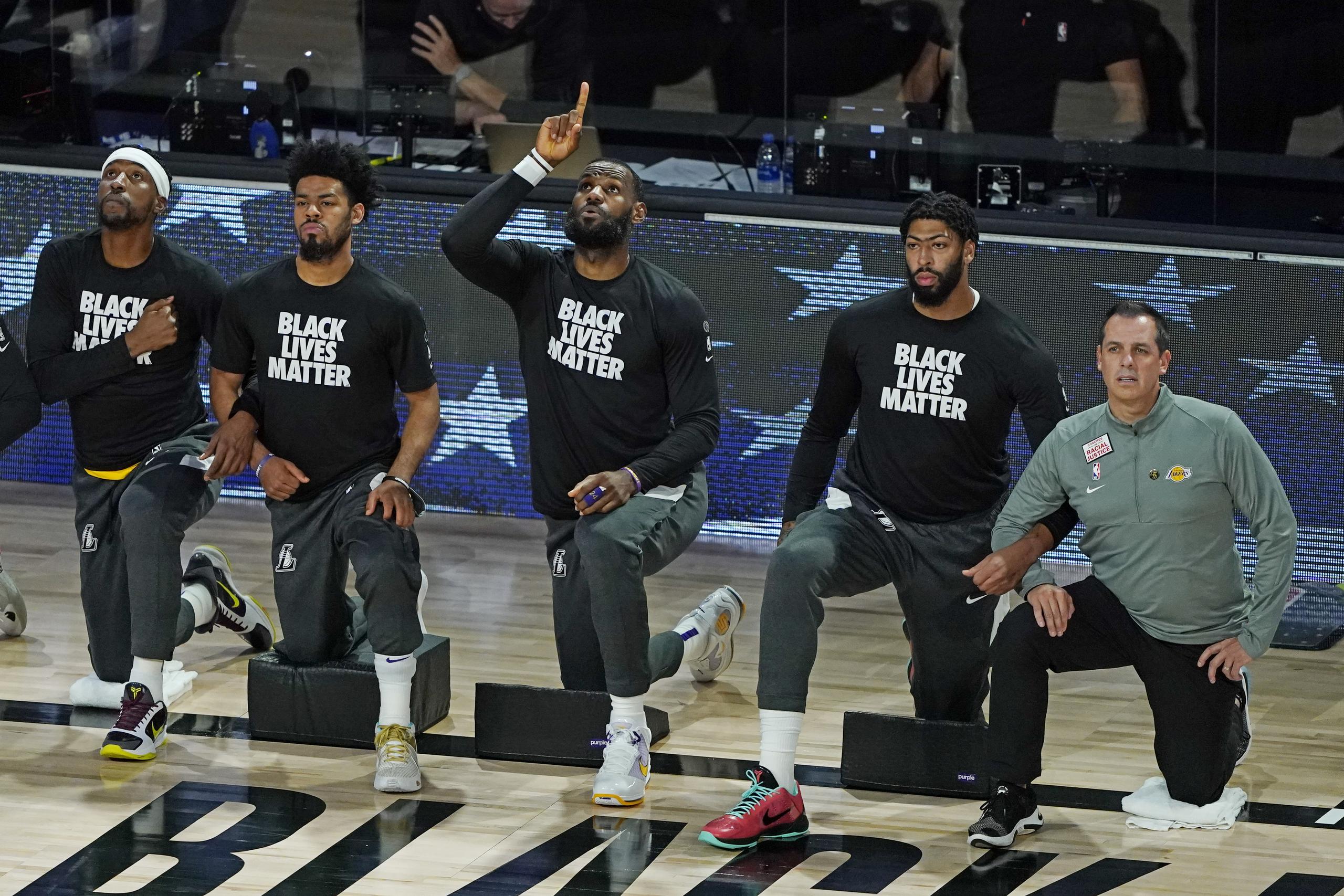 LeBron James (al centro) ha sido una de las voces dentro del mundo deportivo que reclaman justicia social para la comunidad negra en Estados Unidos.