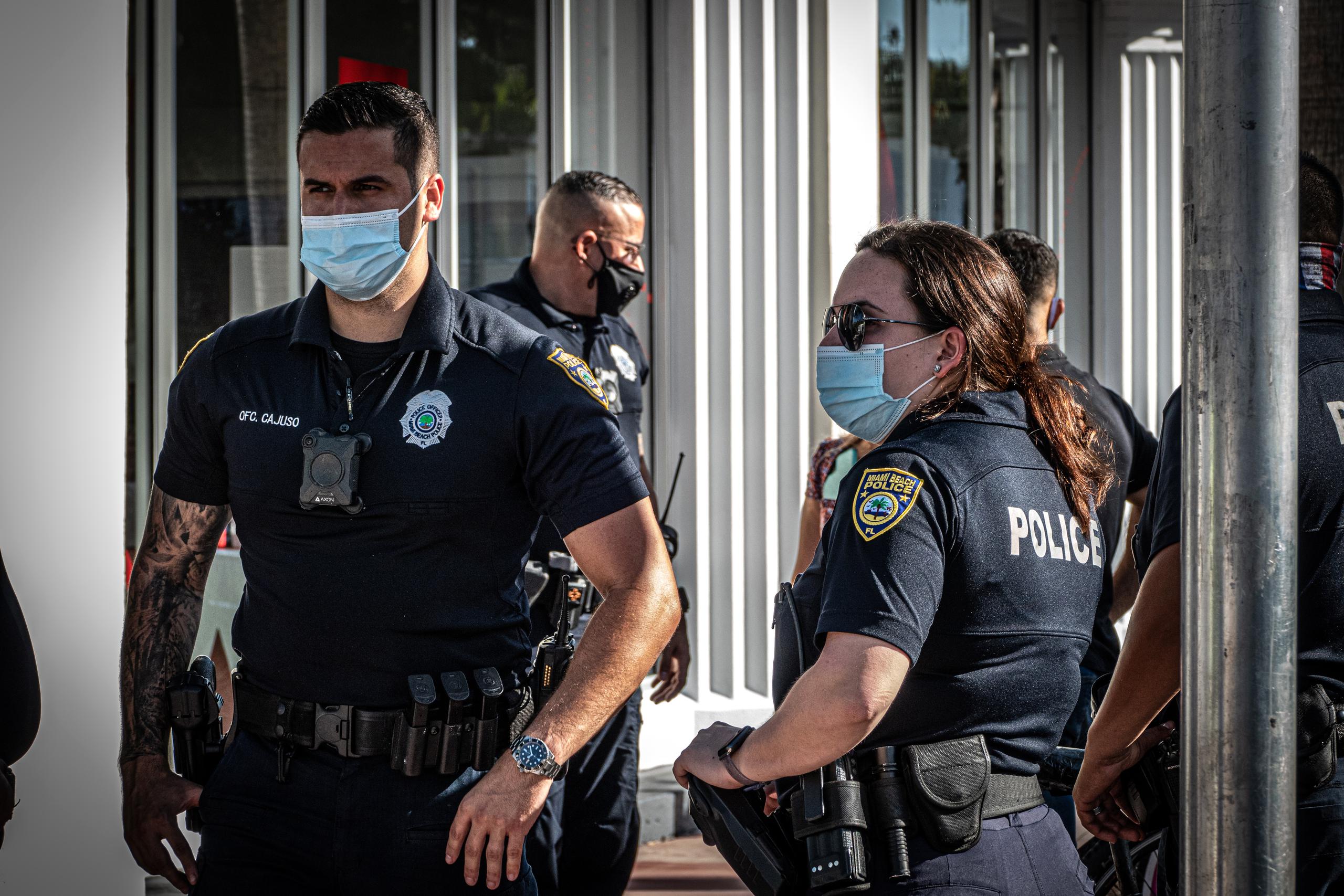 Agentes de policía hacen guardia este lunes, por la avenida comercial de Lincoln Road en Miami Beach, Florida.