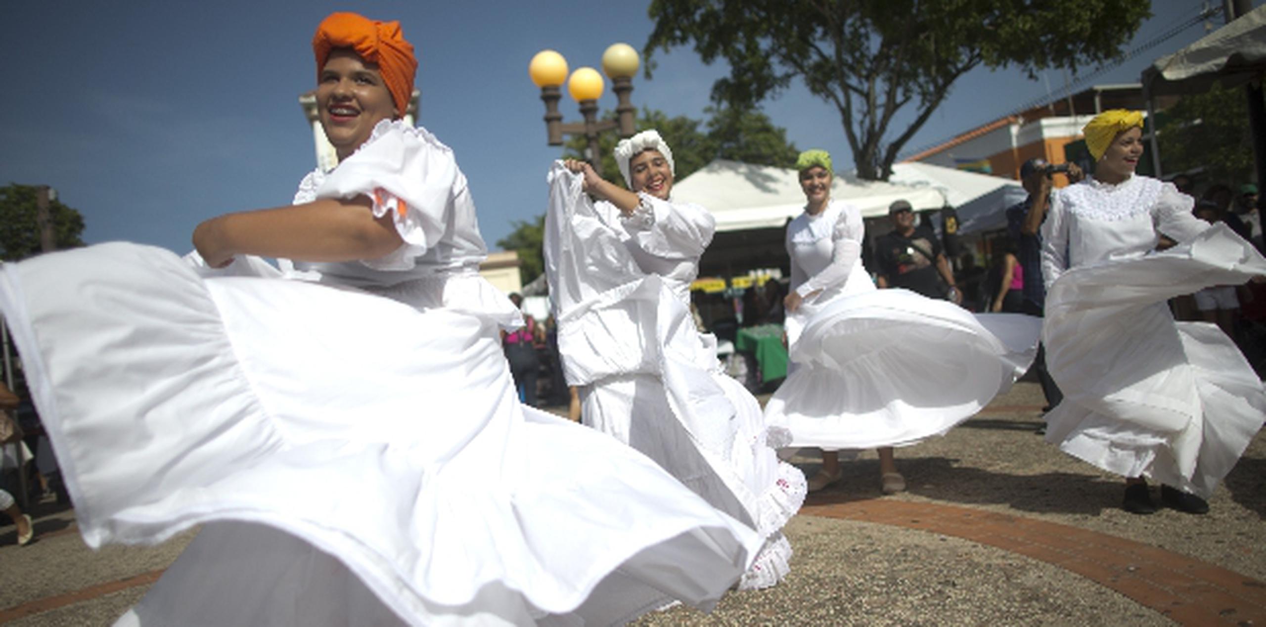 Las calles del casco urbano de Hatillo se llenaron de música, baile, vejigantes y cabezudos. (xavier.araujo@gfrmedia.com)