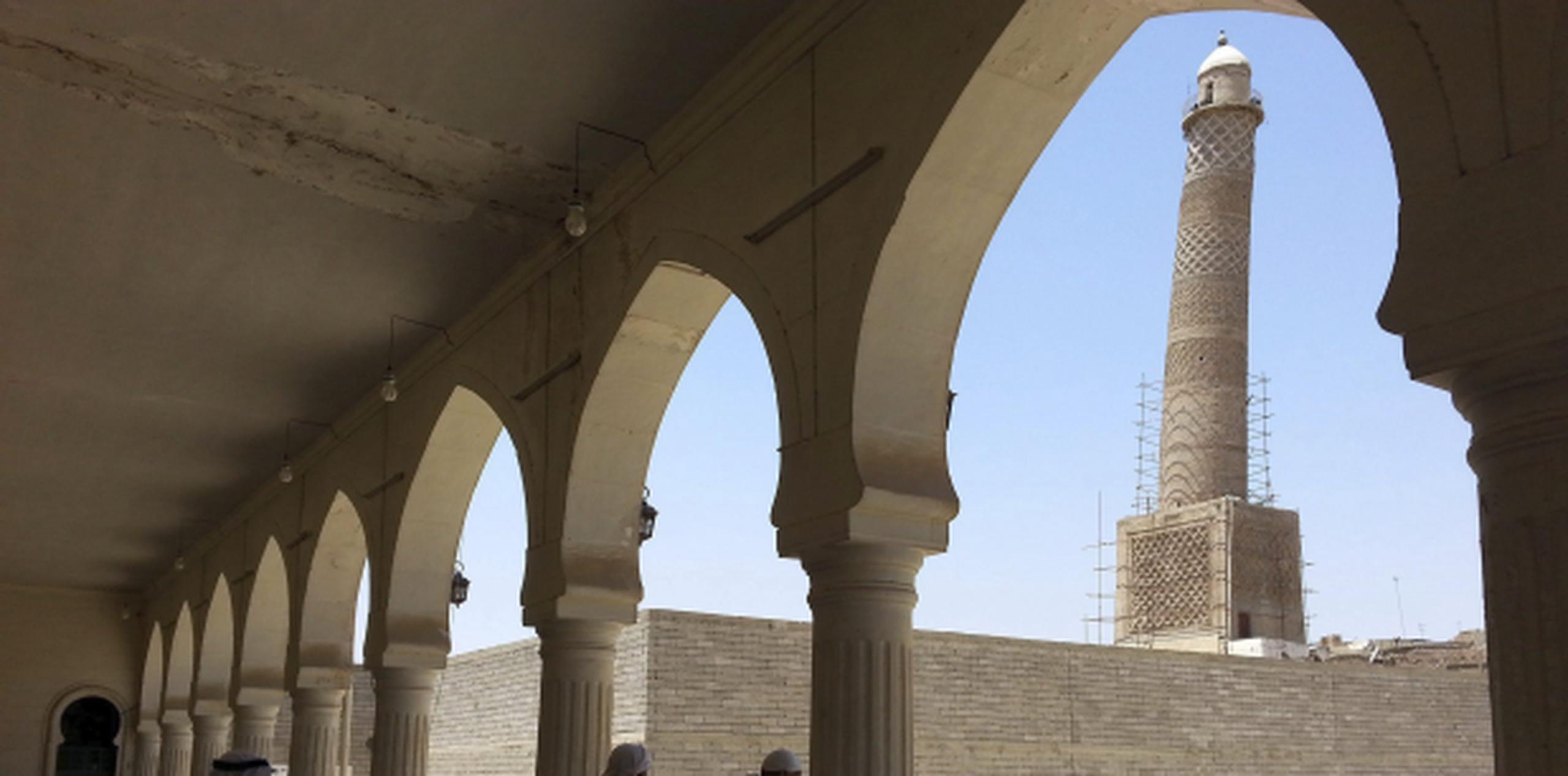 La mezquita de Al Nuri, con su famoso minarete inclinado y más de 800 años de antigüedad, era uno de los símbolos más conocidos de Mosul. (Archivo)
