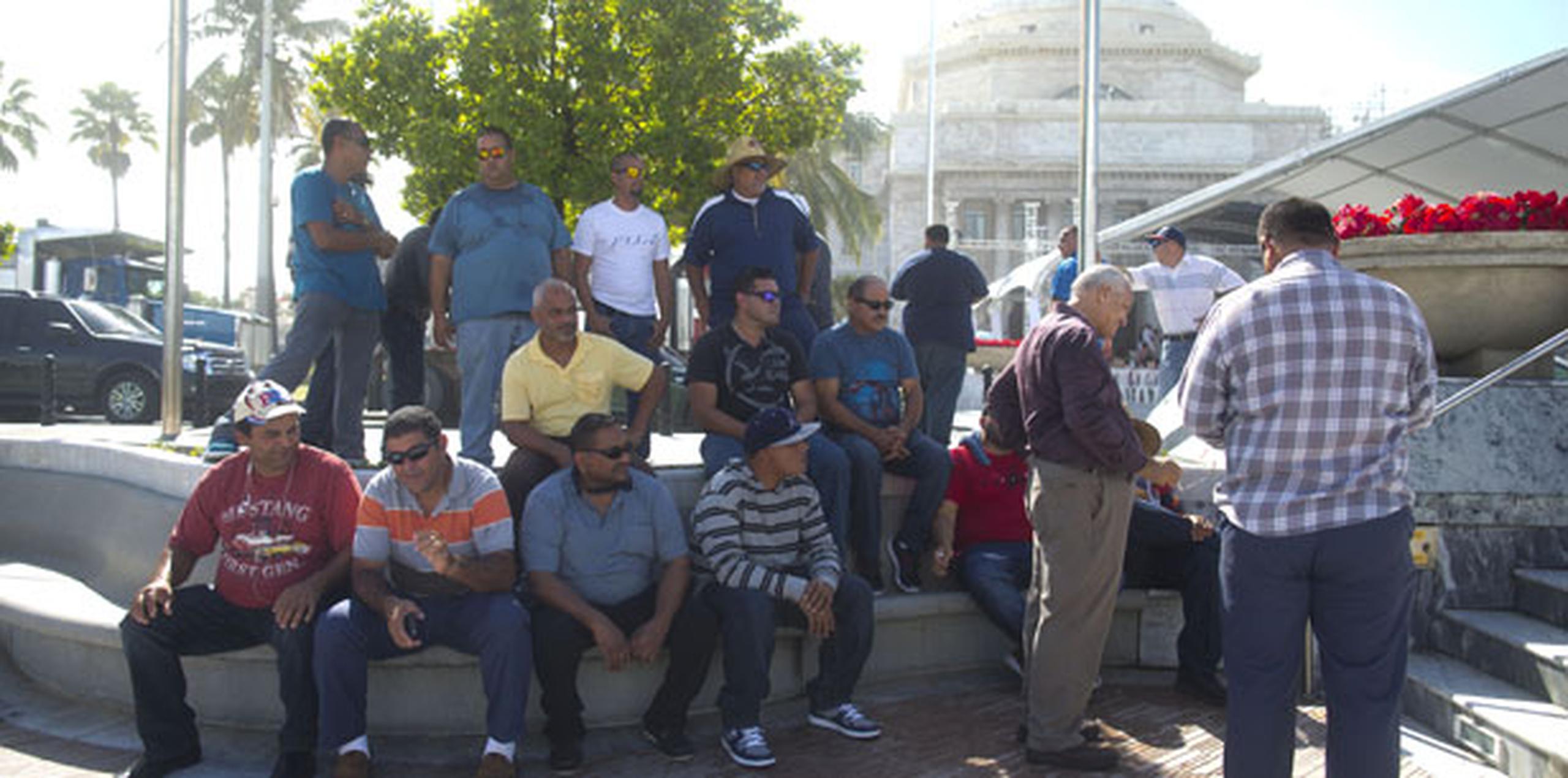 Parte del grupo de camioneros manifestantes que acudieron hoy al Capitolio. (tonito.zayas@gfrmedia.com)