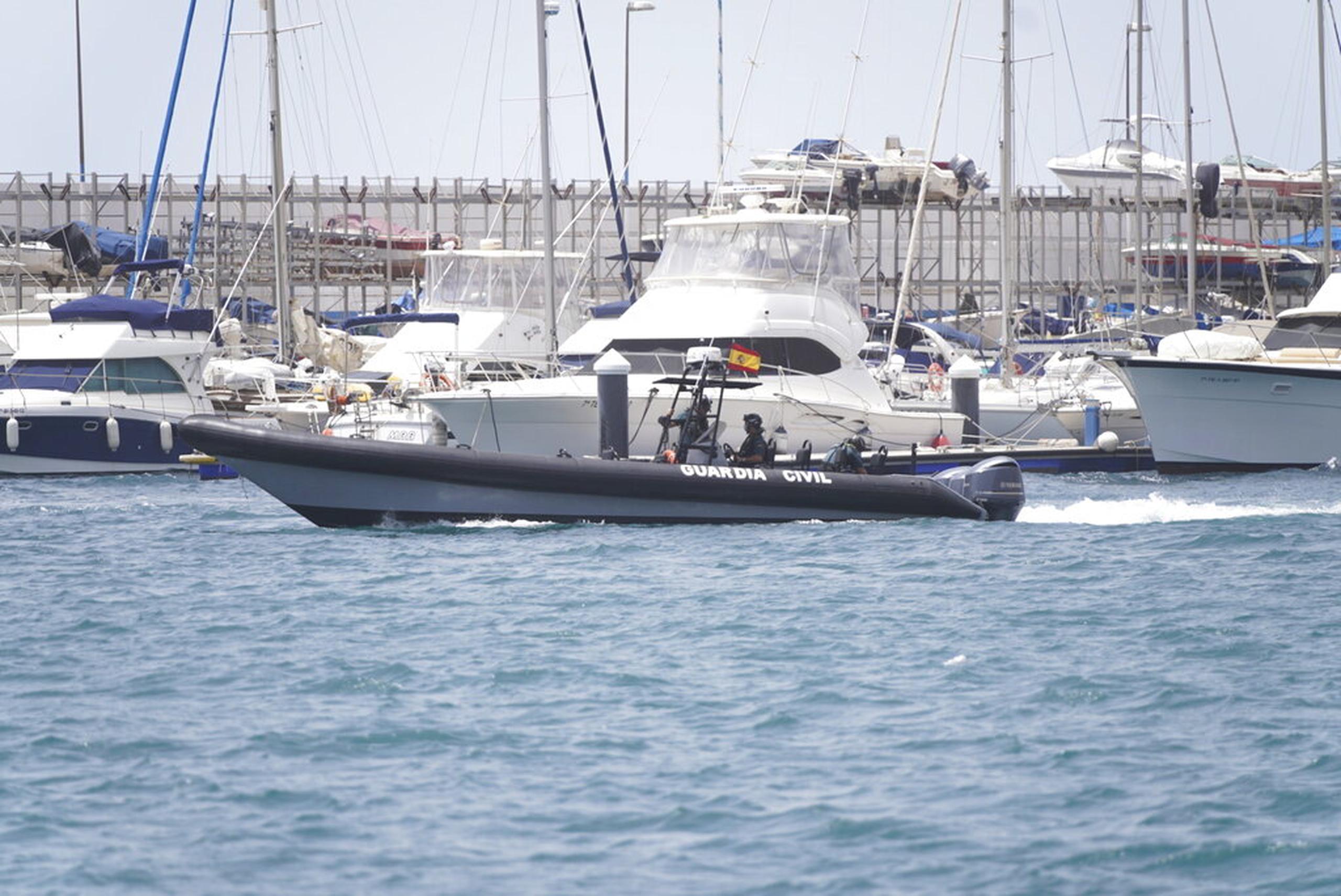 Agentes de la Guardia Civil trabajan en el puerto de Santa Cruz de Tenerife, España, el 11 de junio de 2021.