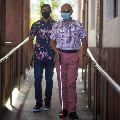 Alex Morales Quiñones: boricua ciego ayuda a joven mientras pierde la visión