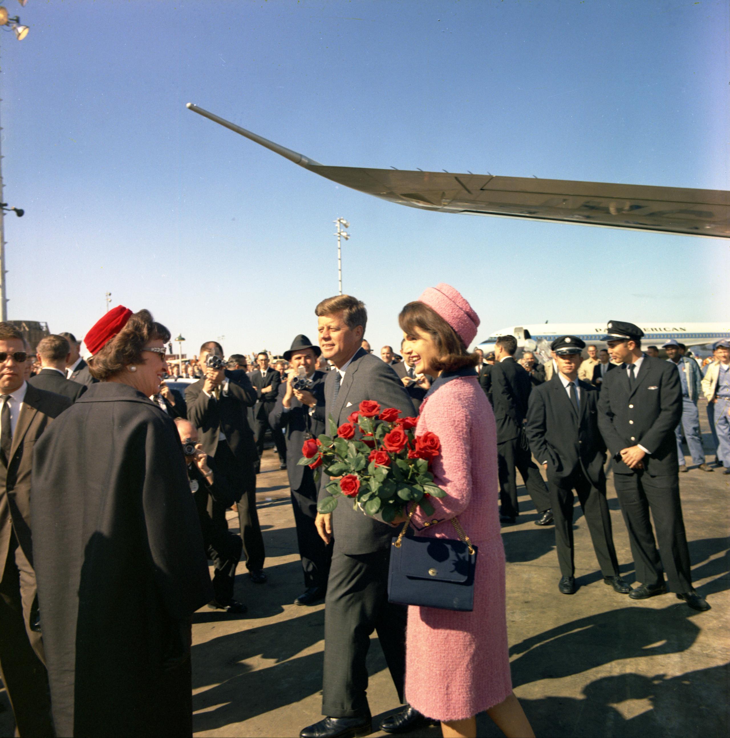 Fotografía cedida hoy por la Biblioteca y Museo Presidencial de John F. Kennedy donde aparece el presidente Kennedy y su esposa, la primera dama Jacqueline B. Kennedy, a su llegada el 22 de noviembre de 1963 al aeropuerto local de Love Field en Dallas, Texas (EE.UU). (EFE/Biblioteca y Museo Presidencial de John F. Kennedy /Cecil Stoughton)