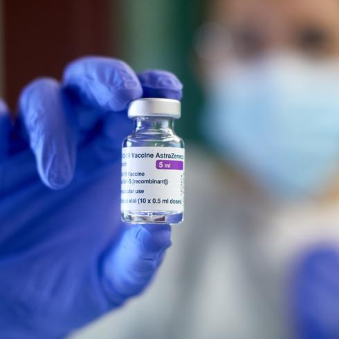 La OMS da aprobación de emergencia a la vacuna AstraZeneca
