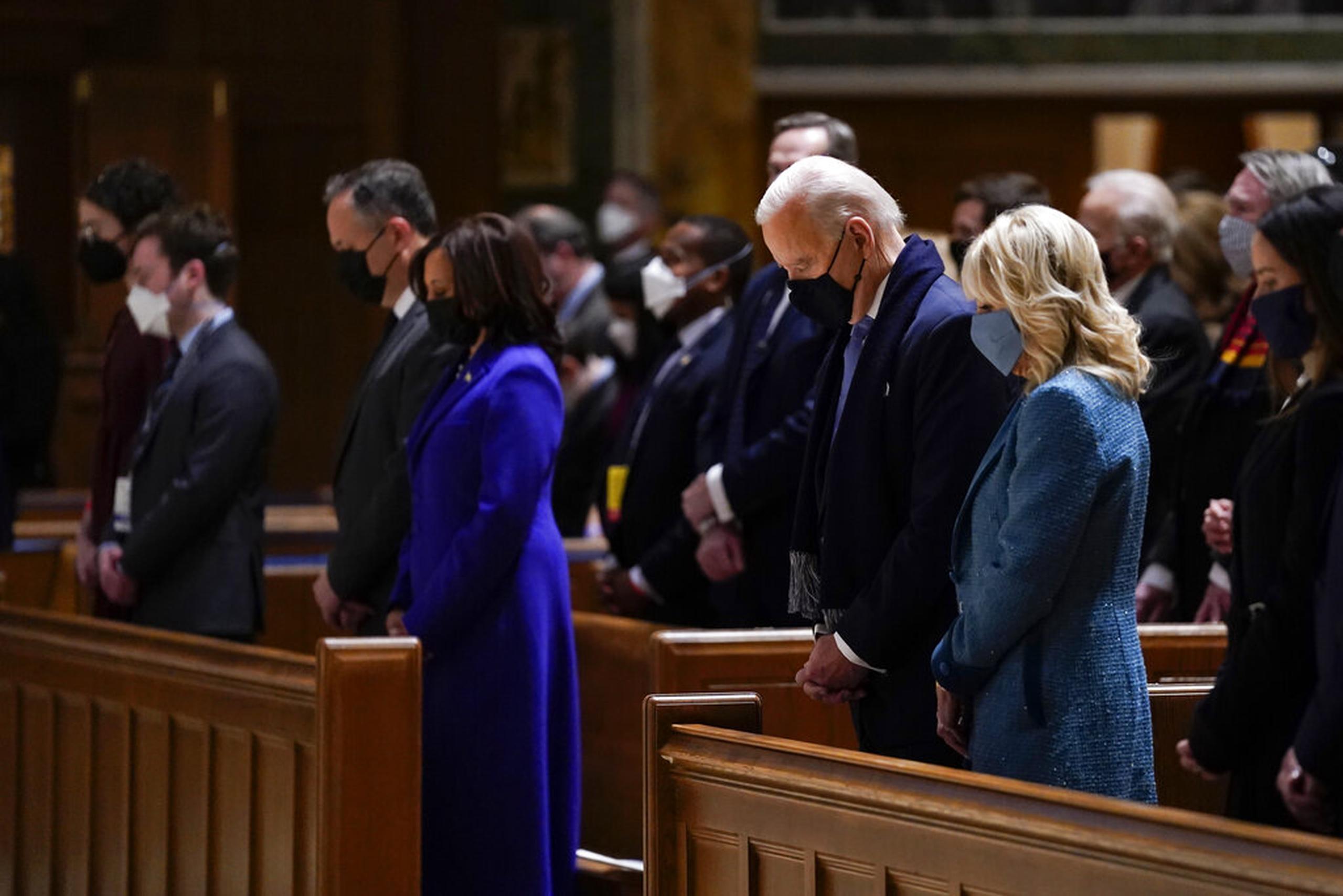 Joe Biden y su esposa Jill Biden visitaron la Catedral de San Mateo Apóstol en Washington, D.C.