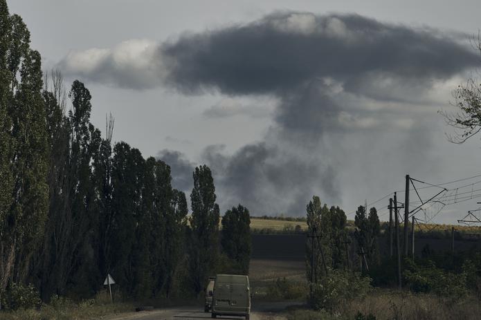 Una columna de humo evidencia la actividad bélica en la ciudad de Kupiansk, en la región de Jarkiv, recuperada por las tropas ucranianas.