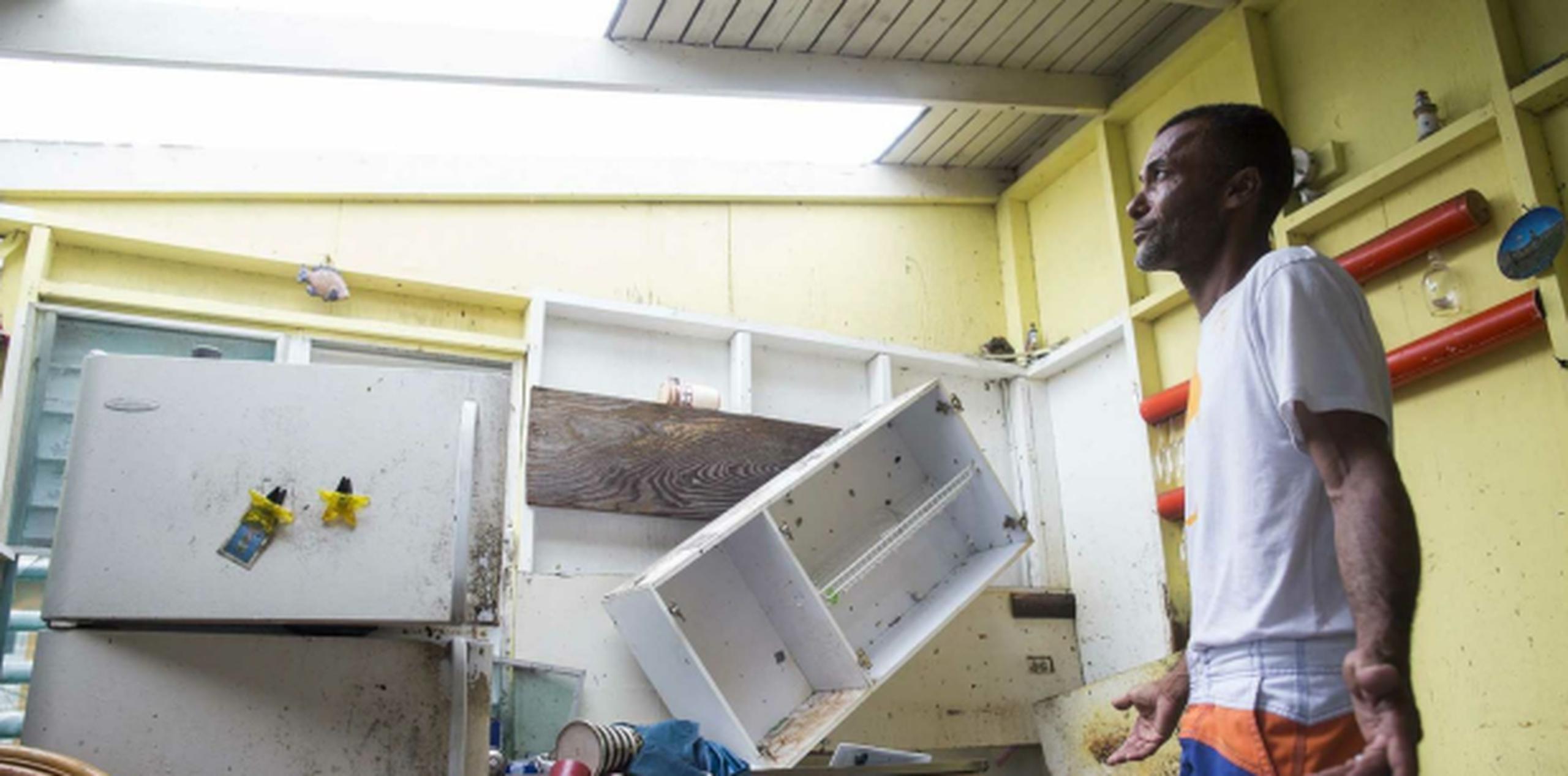 Fortunato Vizcarrondo había arreglado el techo sobre la cocina de su casa gracias a una ayuda que le dieron tras el paso del huracán Irma y hoy no sabe como podrá repararlo nuevamente. (tonito.zayas@gfrmedia.com)