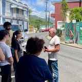 Laureado artista regresa a la Isla para pintar su pueblo de colores