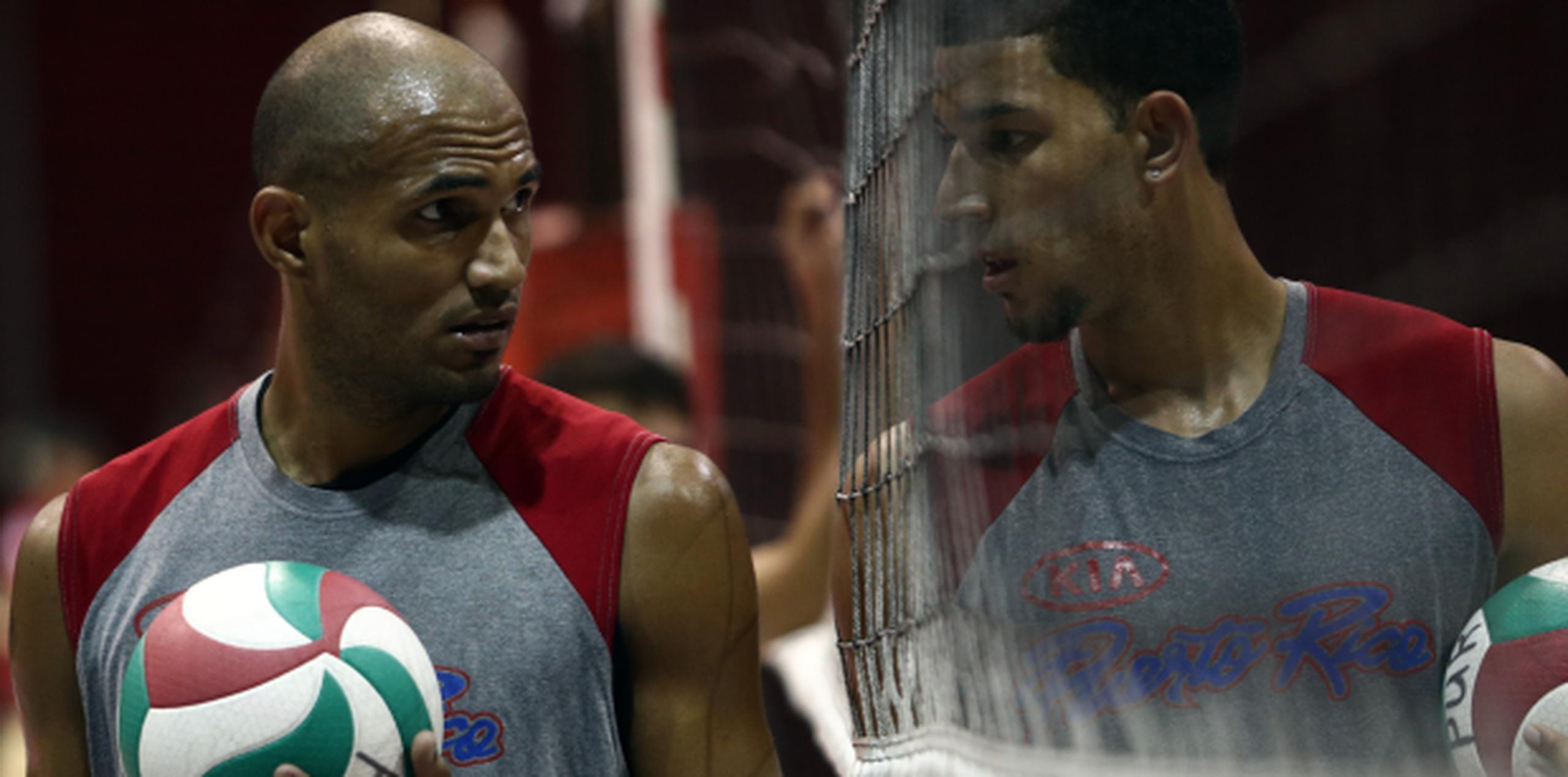 Ezequiel Cruz y Sequiel Sánchez son parte de los 12 jugadores seleccionados para formar parte de la selección nacional masculina de voleibol de Puerto. (Archivo)