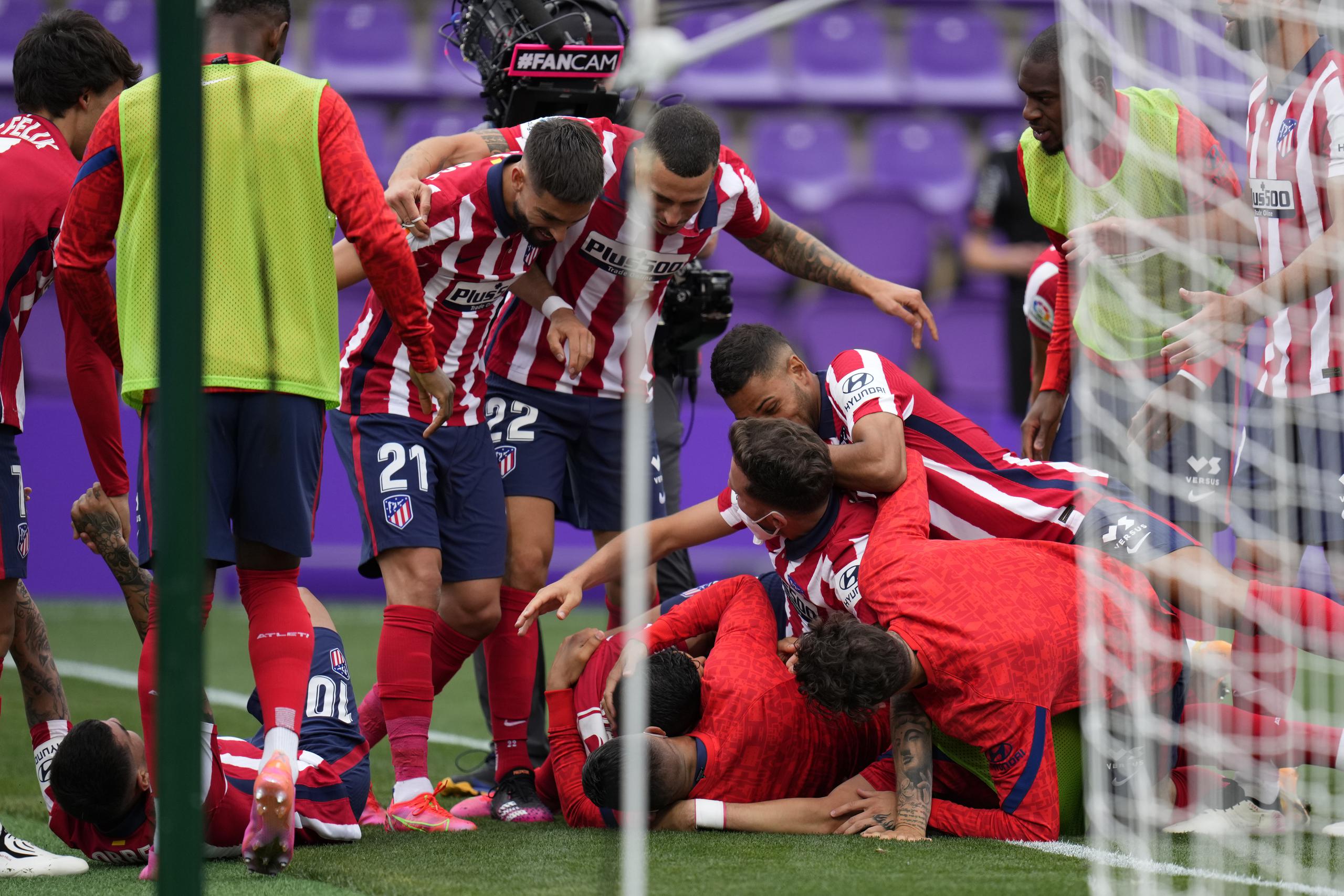 Los jugadores del Atlético de Madrid celebran con Luis Suárez luego que éste anotó el segundo gol del Atlético de Madrid en la victoria 2-1 contra Valladolid por la Liga española.
