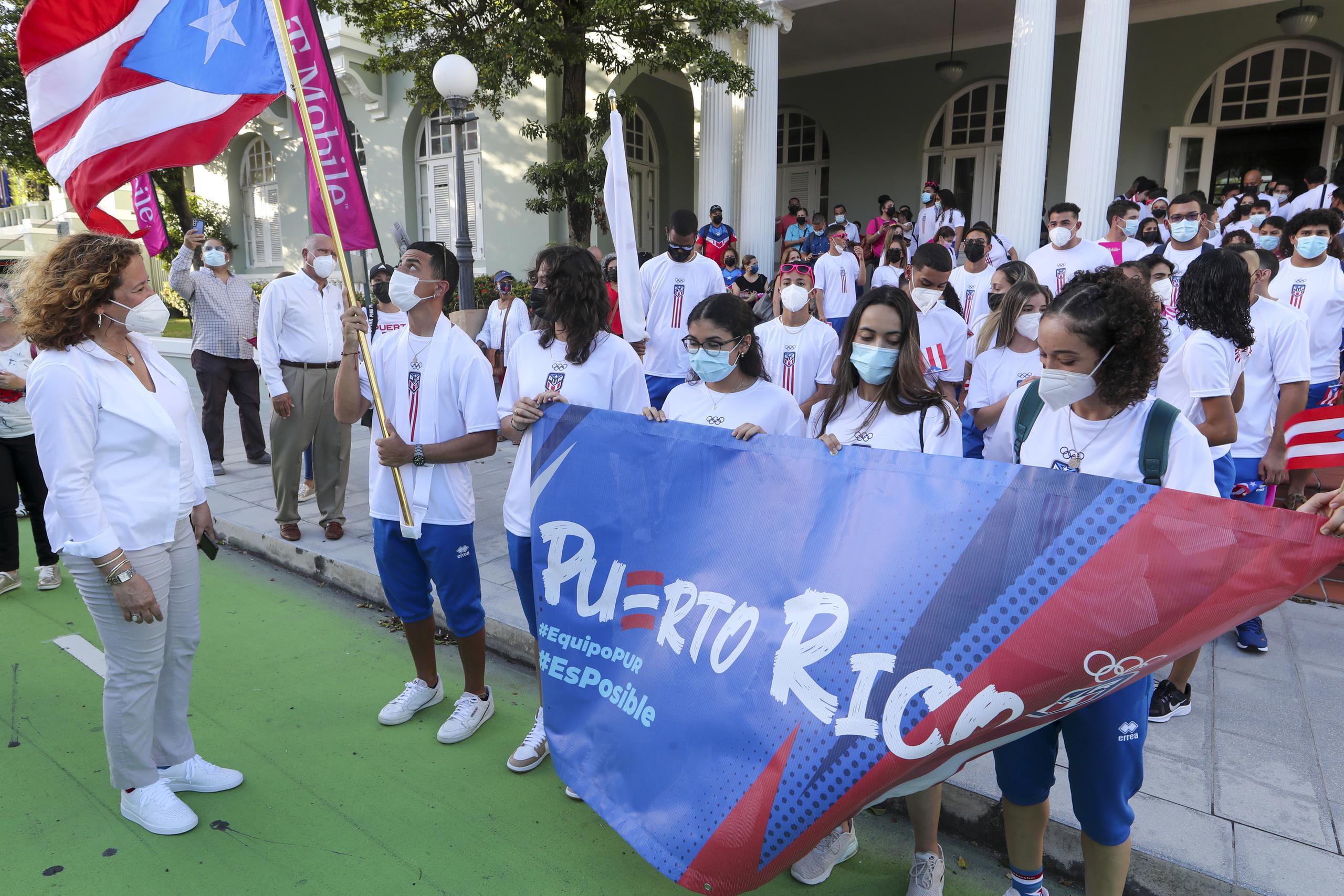 La presidenta del Copur, Sara Rosario, y gran parte de la delegación boricua a los Panamericanos Juveniles presentada hoy se colocaron en posición de marcha para acudir al Departamento de Estado, donde fueron debidamente abanderados.