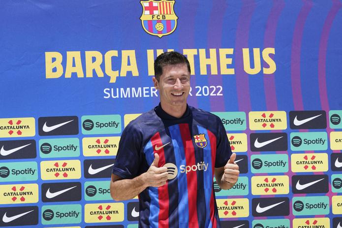 Robert Lewandowski porta la camiseta del Barcelona durante su presentación oficial con el equipo en Fort Lauderdale, Florida.