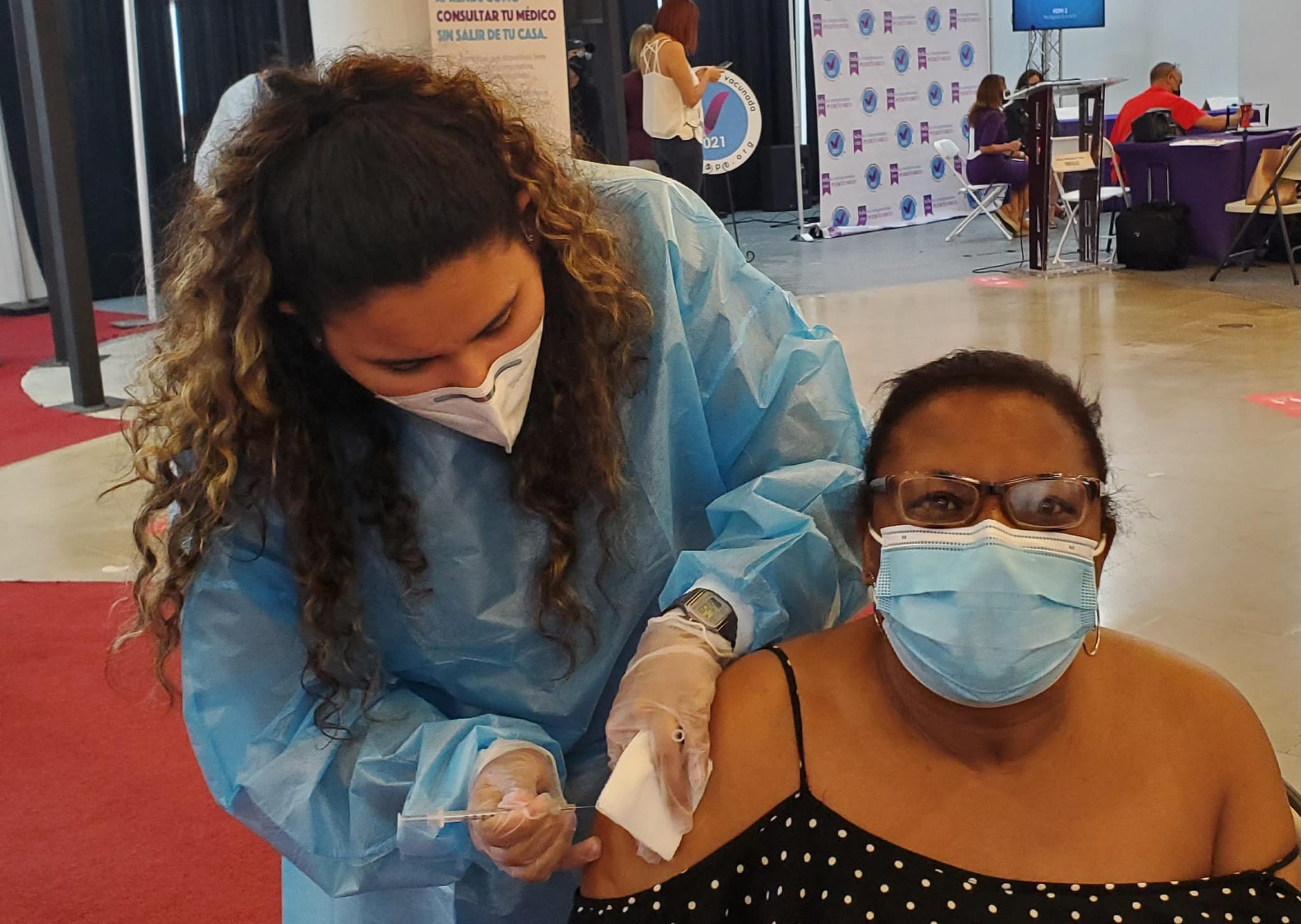 Felicia Custodio recibe su primera dosis de la vacuna contra el COVID-19.