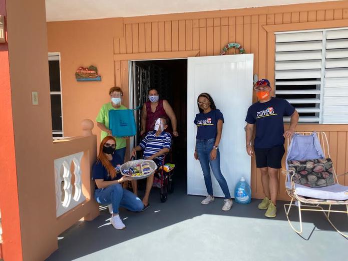 Voluntarios de Puerto Rico Cambia entregando cenas.