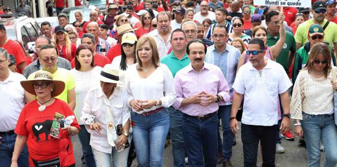 El alcalde, aquí encabezando una marcha a favor de la permanencia de Mundi en Mayagüez, firmó un preacuerdo para obtener el control del zoológico pero la jueza entiende que no tuvo fuerza por una ley posterior. (archivo)