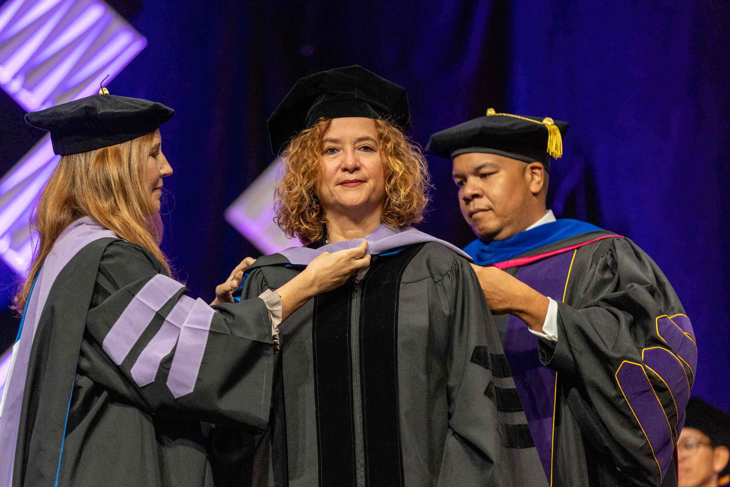 Sara Rosario, presidenta de la COPUR, recibió el grado académico durante la edición 53 de la graduación de la Universidad Albizu.