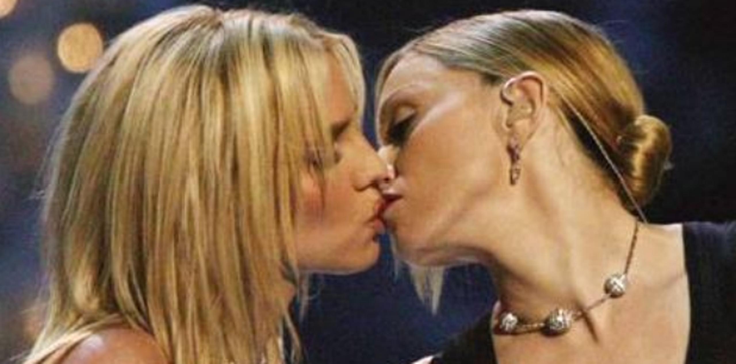 Este polémico beso entre “La Reina del Pop” y “La Princesa del Pop” fue uno de los más comentados. (Archivo)