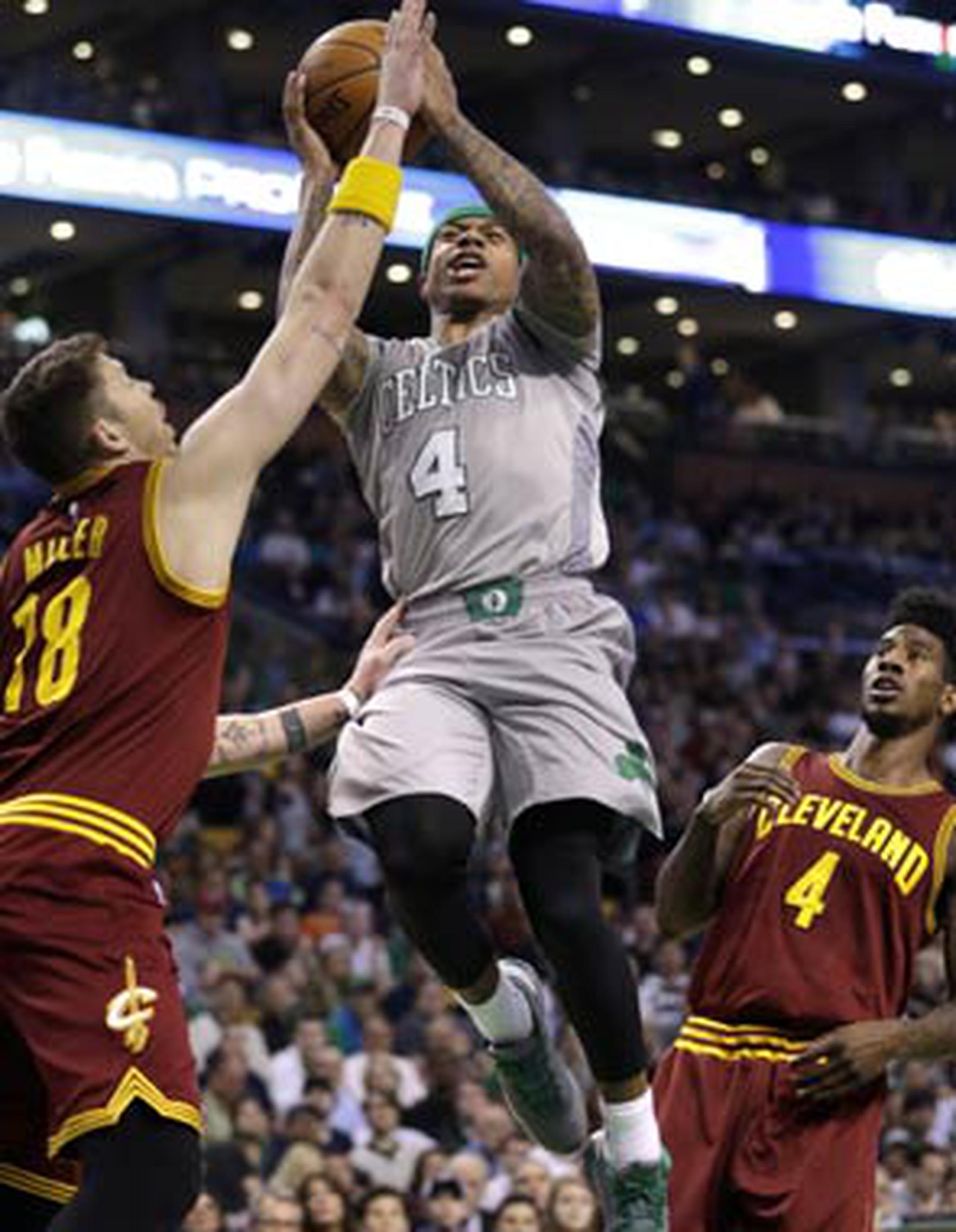 Los Celtics arrasaron 34-9 a los Cavaliers en el segundo cuarto para irse arriba 55-31. (AP)