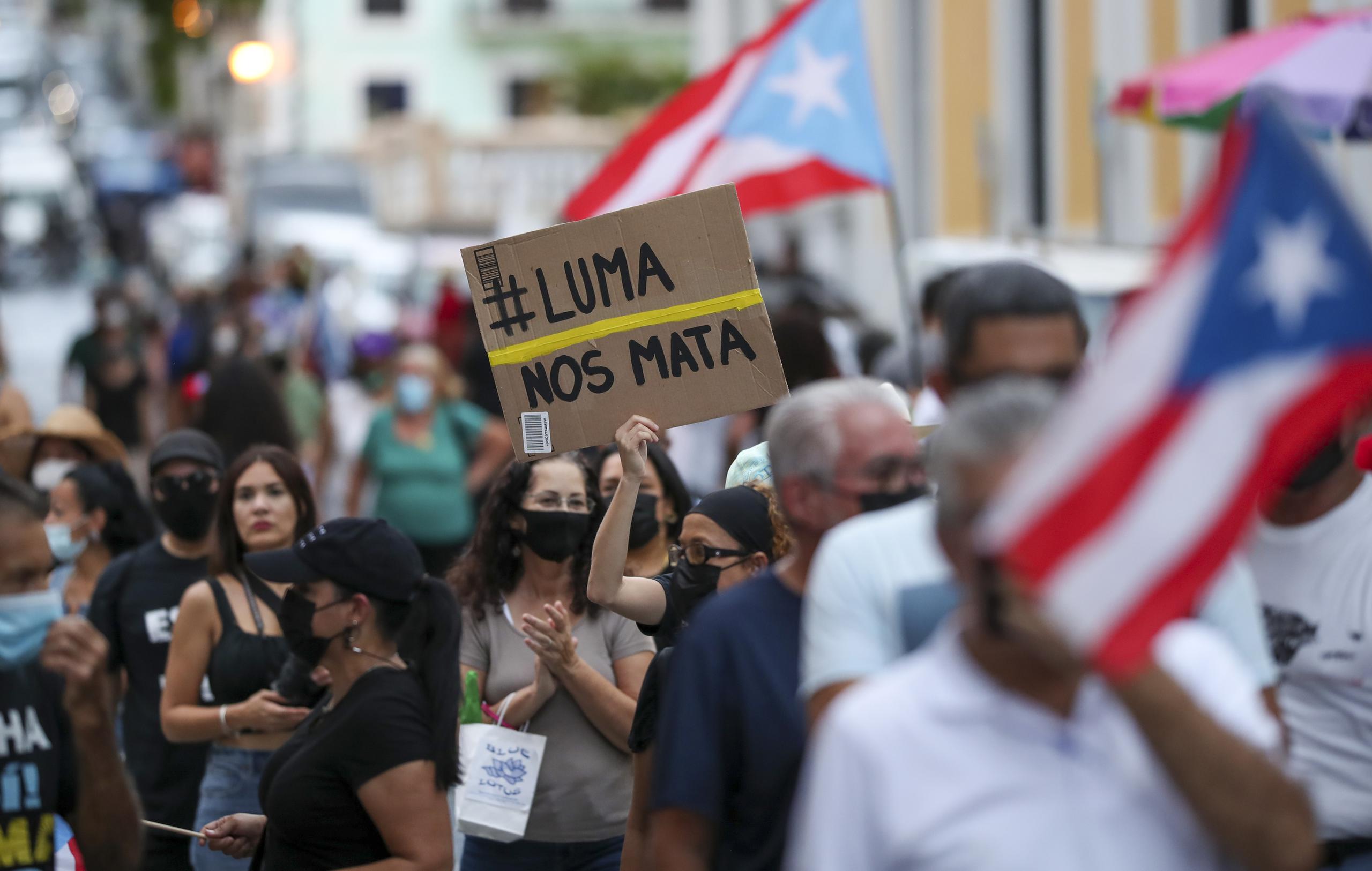Los manifestantes comienzan a congregarse entre las calles Fortaleza y Del Cristo para manifestarse contra el contrato con la empresa.