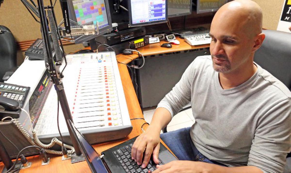 Joey Colón, un locutor no vidente enfiebra’o con Twitter Primera Hora