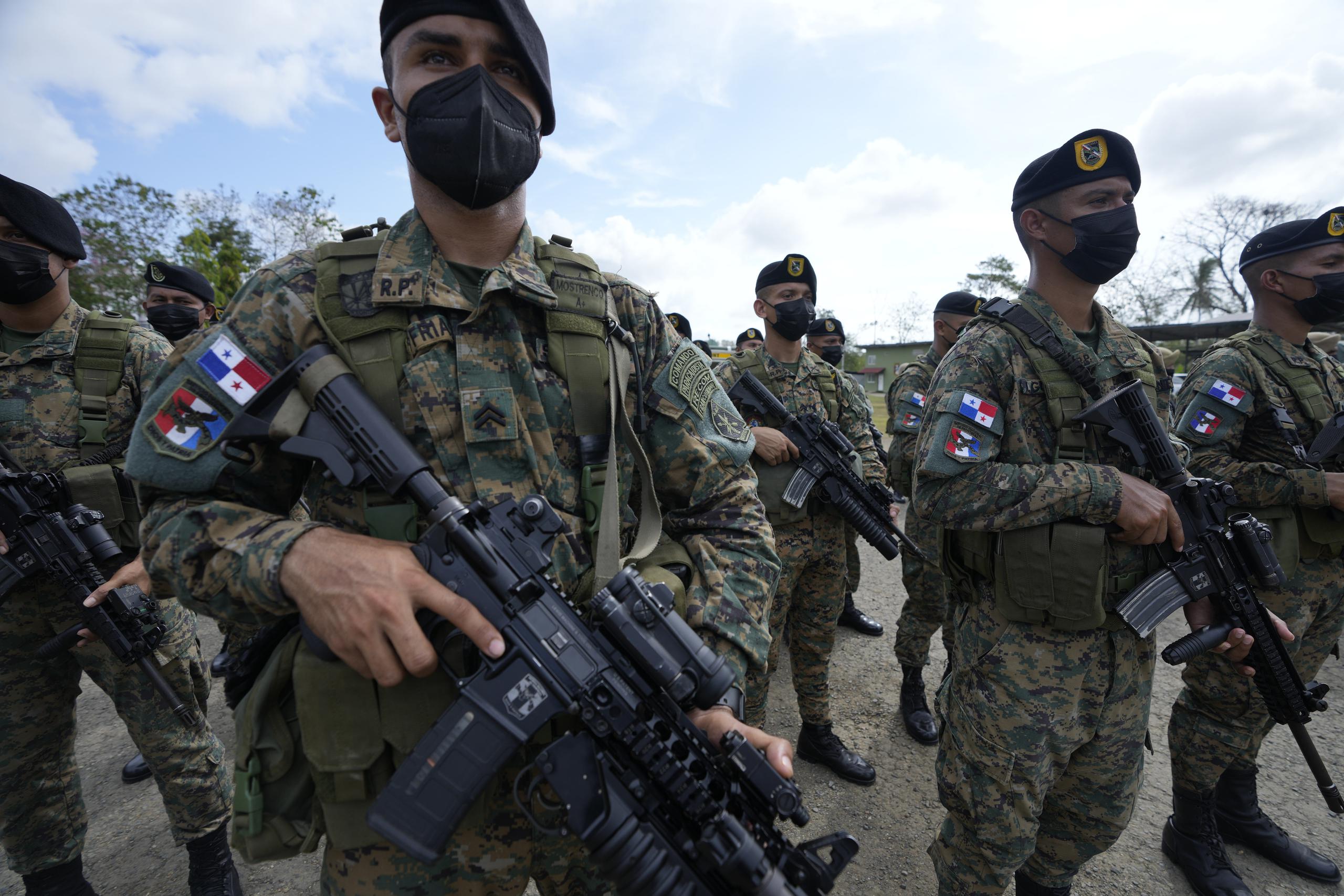 La policía fronteriza en la región del Darién en Panamá, cerca de la frontera con Colombia, el viernes 11 de febrero de 2022. (AP Foto/Arnulfo Franco)