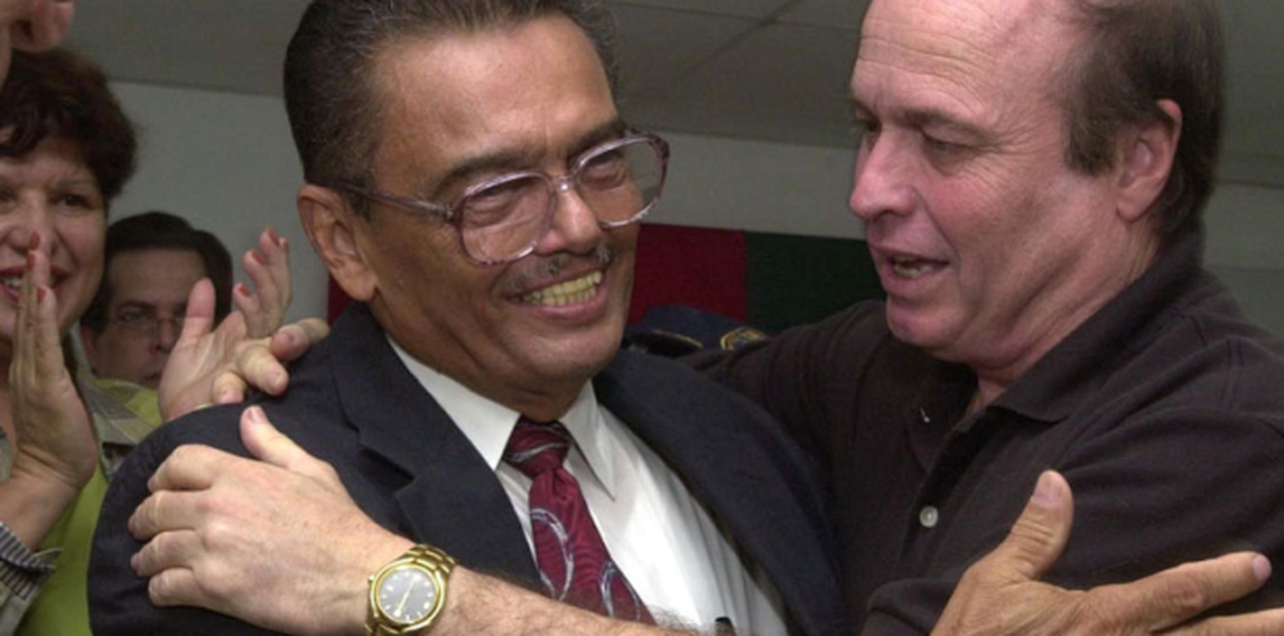 Ismael Betancourt Lebrón (izquierda) pasado superintendente de la Policía, abraza a Víctor Rivera, quien ostentaba el cargo en el 2003. (Archivo)  
