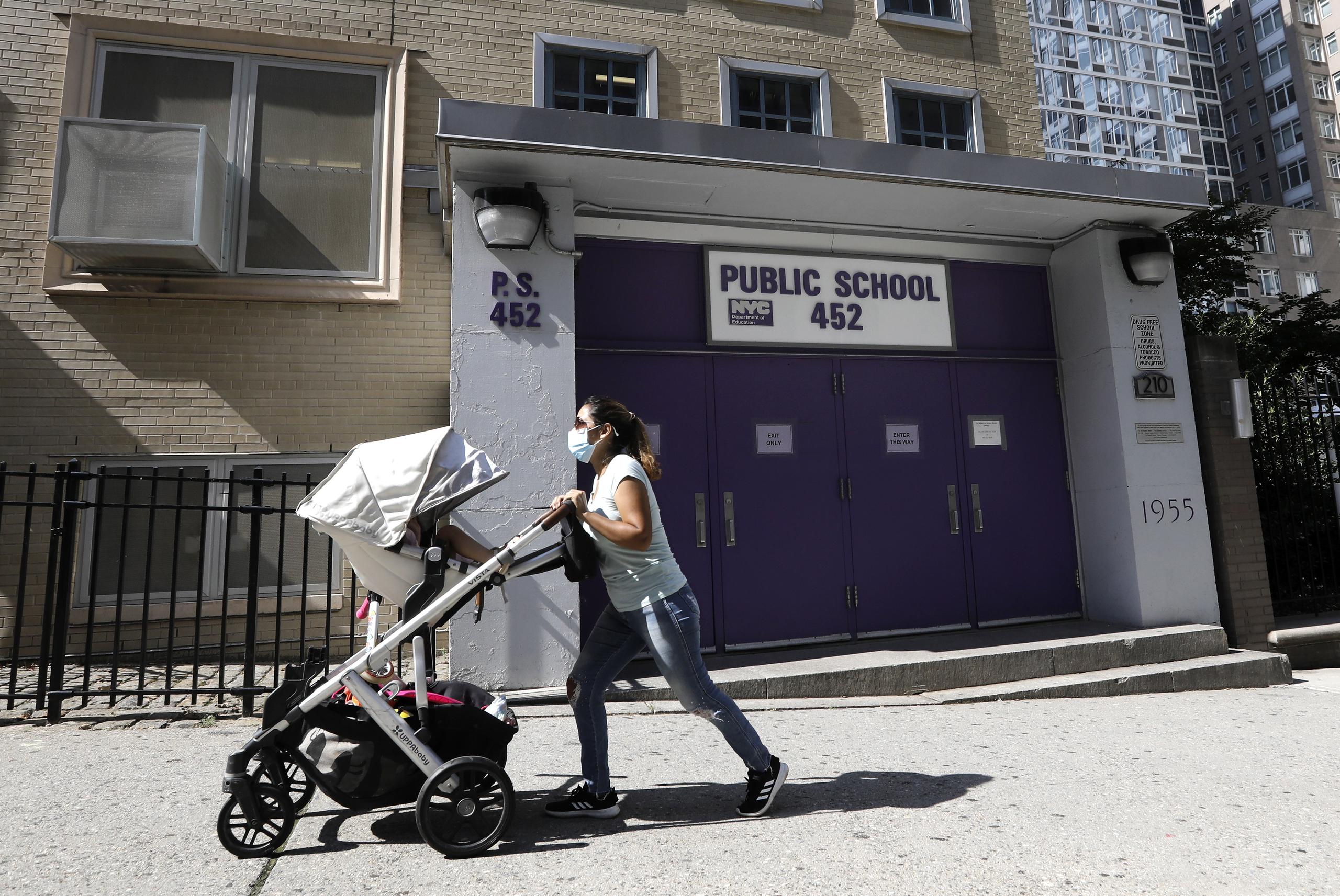 El inicio oficial de las clases presenciales estaba previsto en Nueva York el 10 de septiembre, pero las quejas de padres, maestros y alumnos llevó a replantear la reapertura.
