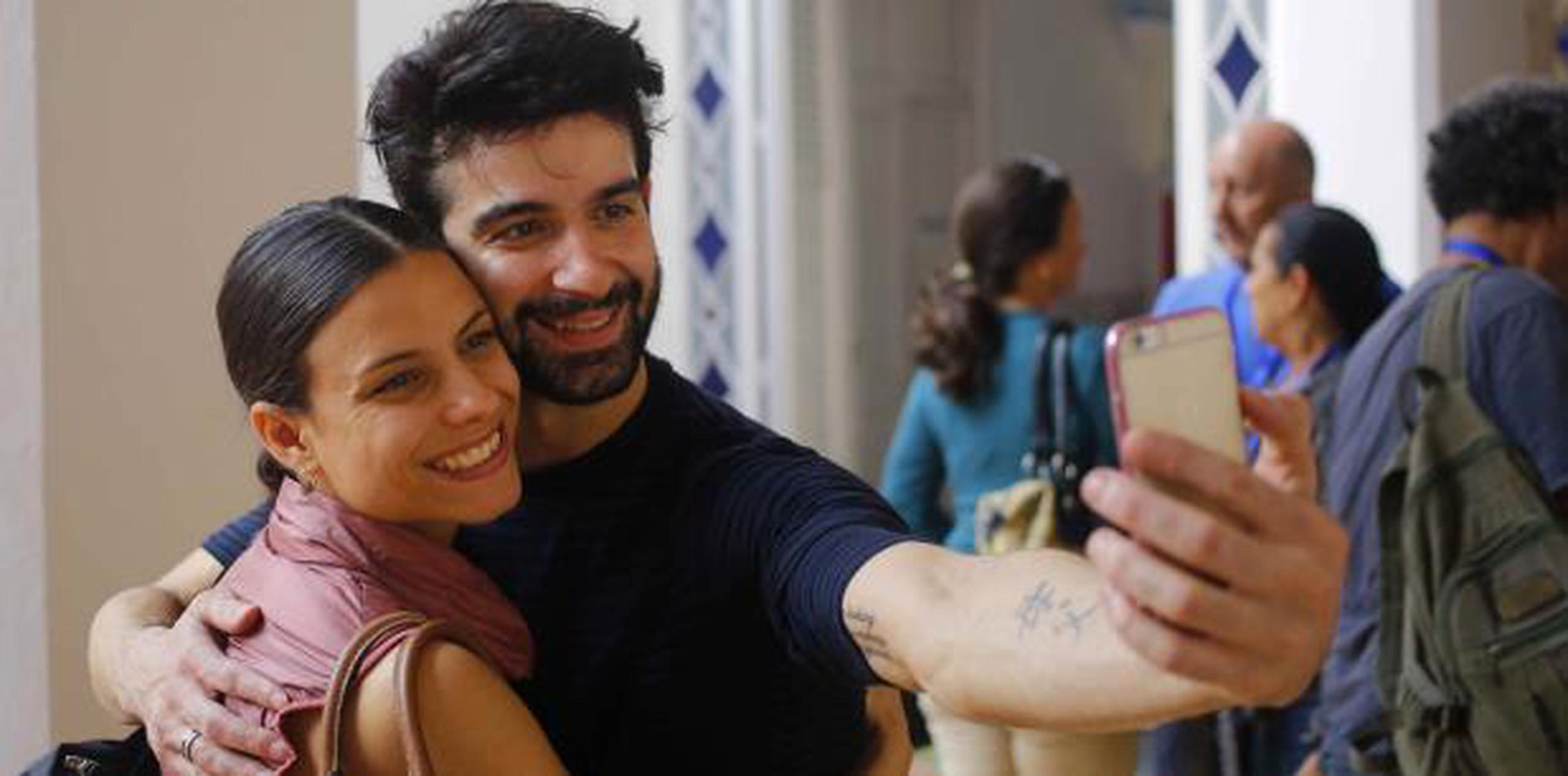 Rolando Sarabia y Yanela Piñera (izquierda), se toman un selfie en La Habana, Cuba. (AP)