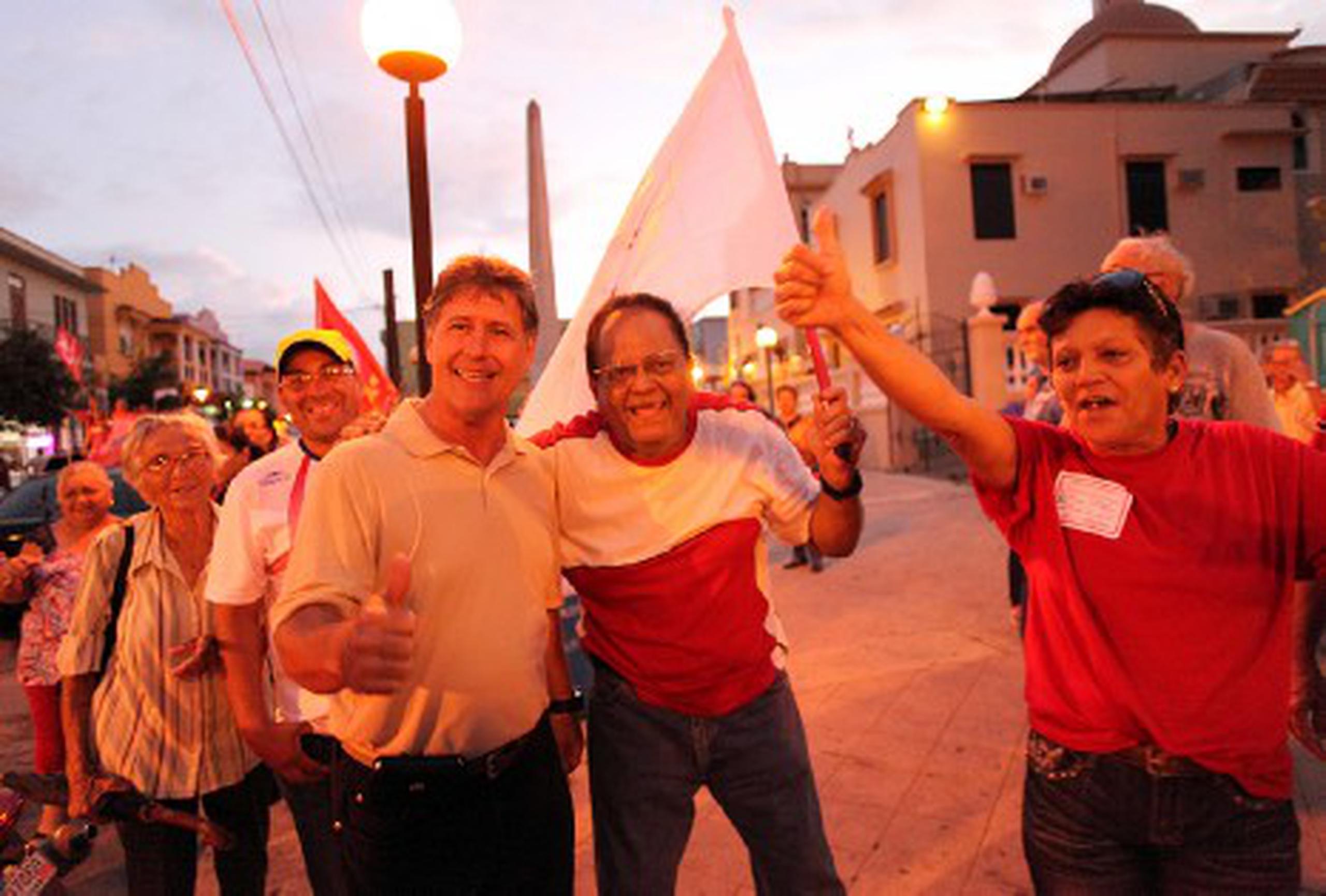 Roberto Ramírez (de camisa blanca) comienza a celebrar con varios de sus seguidores.  (GFR Media/Olimpo Ramos)