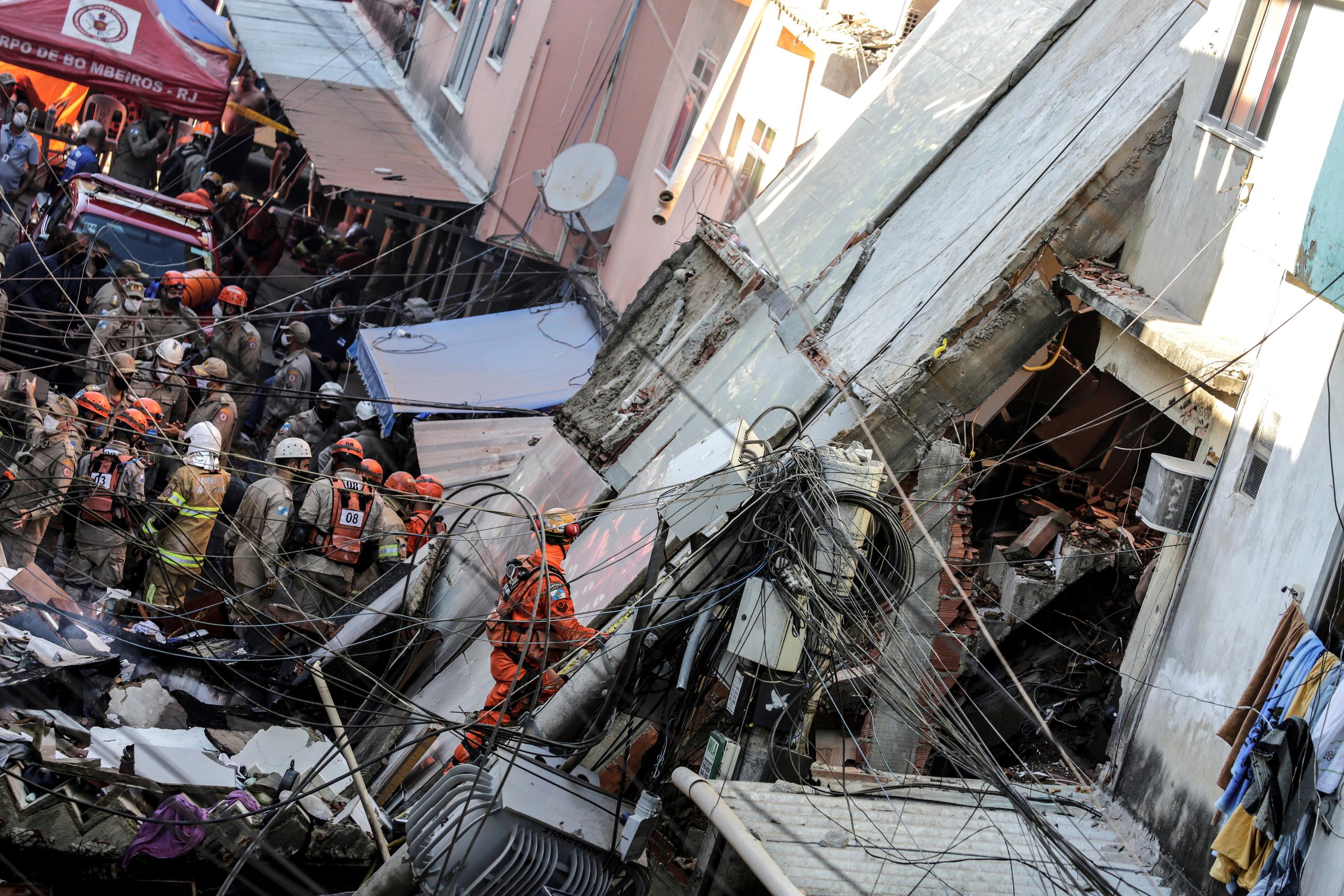 Tres personas fueron rescatadas y al menos otras tres siguen bajo los escombros de un edificio residencial de cuatro pisos que se derrumbó este jueves en la ciudad brasileña de Río de Janeiro, aunque por el momento las autoridades desconocen si hay víctimas mortales.