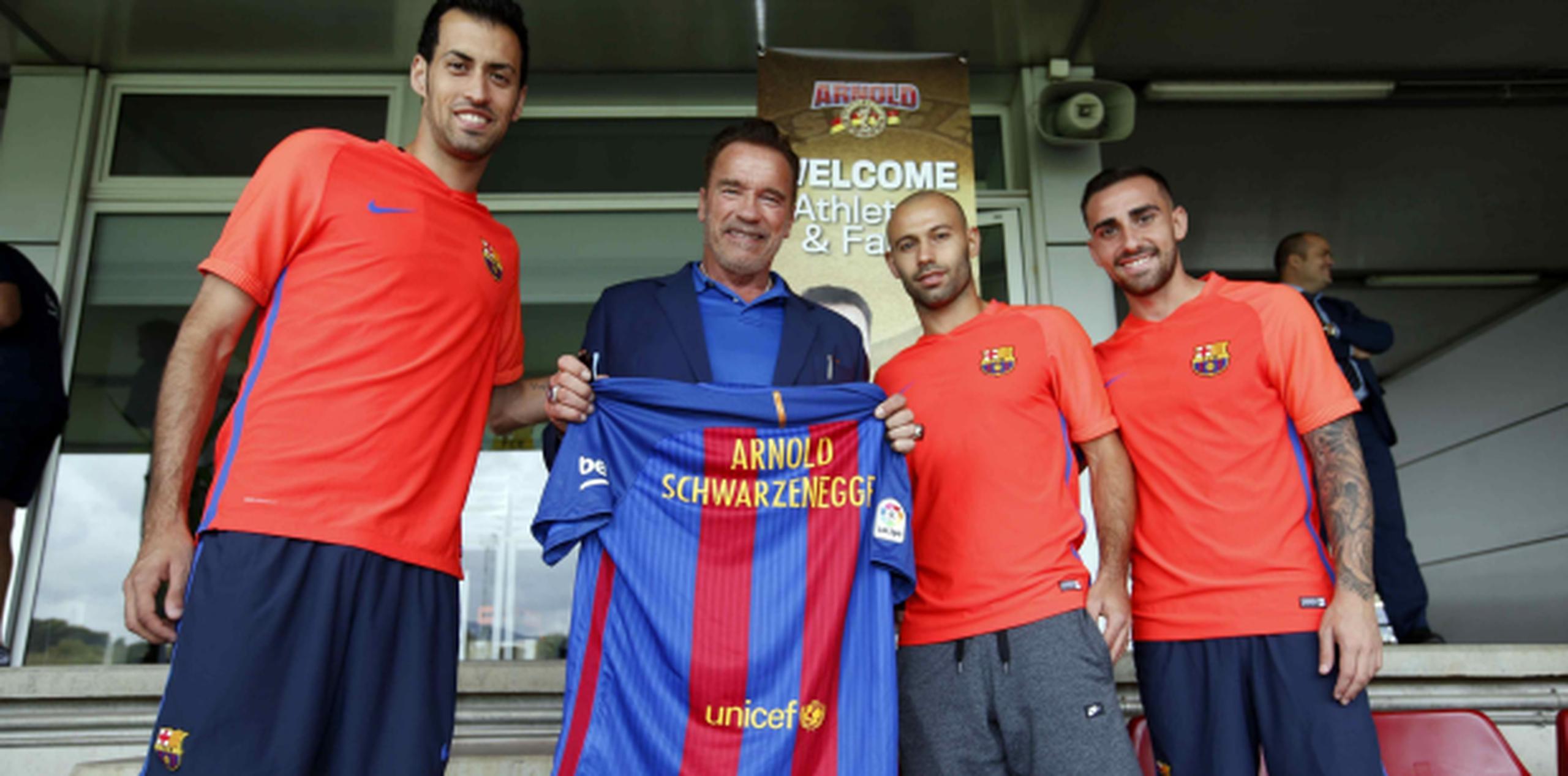 El actor Arnold Schwarzenegger recibió una camiseta con su nombre durante su visita a los jugadores del Barcelona. (EFE)
