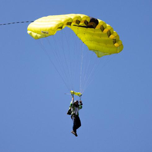 "El miedo es parte de la experiencia", cientos de paracaidistas dominan las alturas en Arecibo