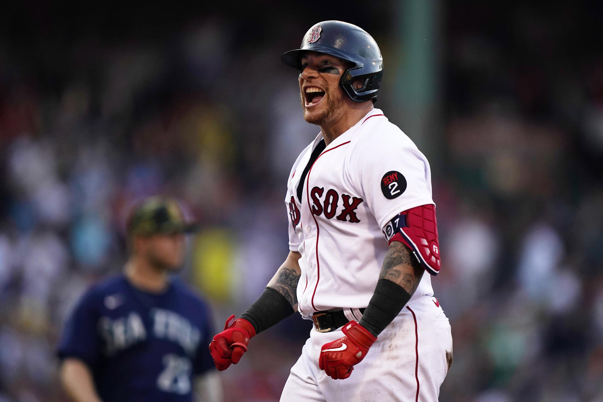 Tras pegar su importante batazo del sábado ante los Mariners, el receptor de los Red Sox de Boston, el boricua Christian Vázquez festeja su actuación.
