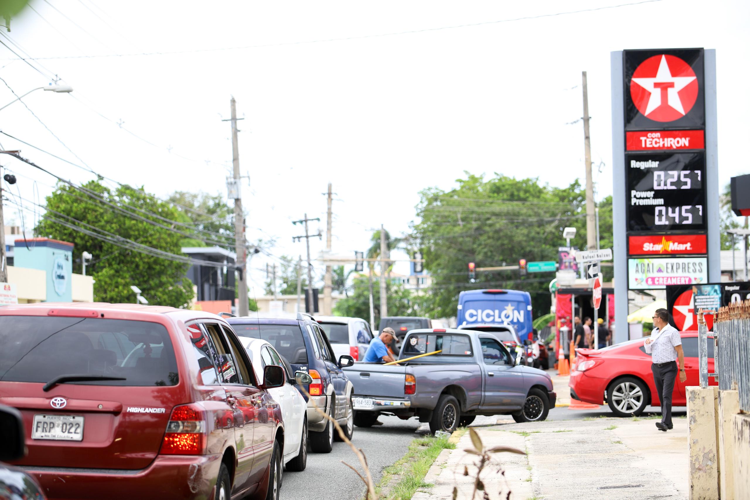 La estación Texaco en la avenida Tte. César Luis González en Baldrich se congestionó de vehículos que esperaban por la oferta, o que reducían la velocidad para saber lo que alló acontecía.