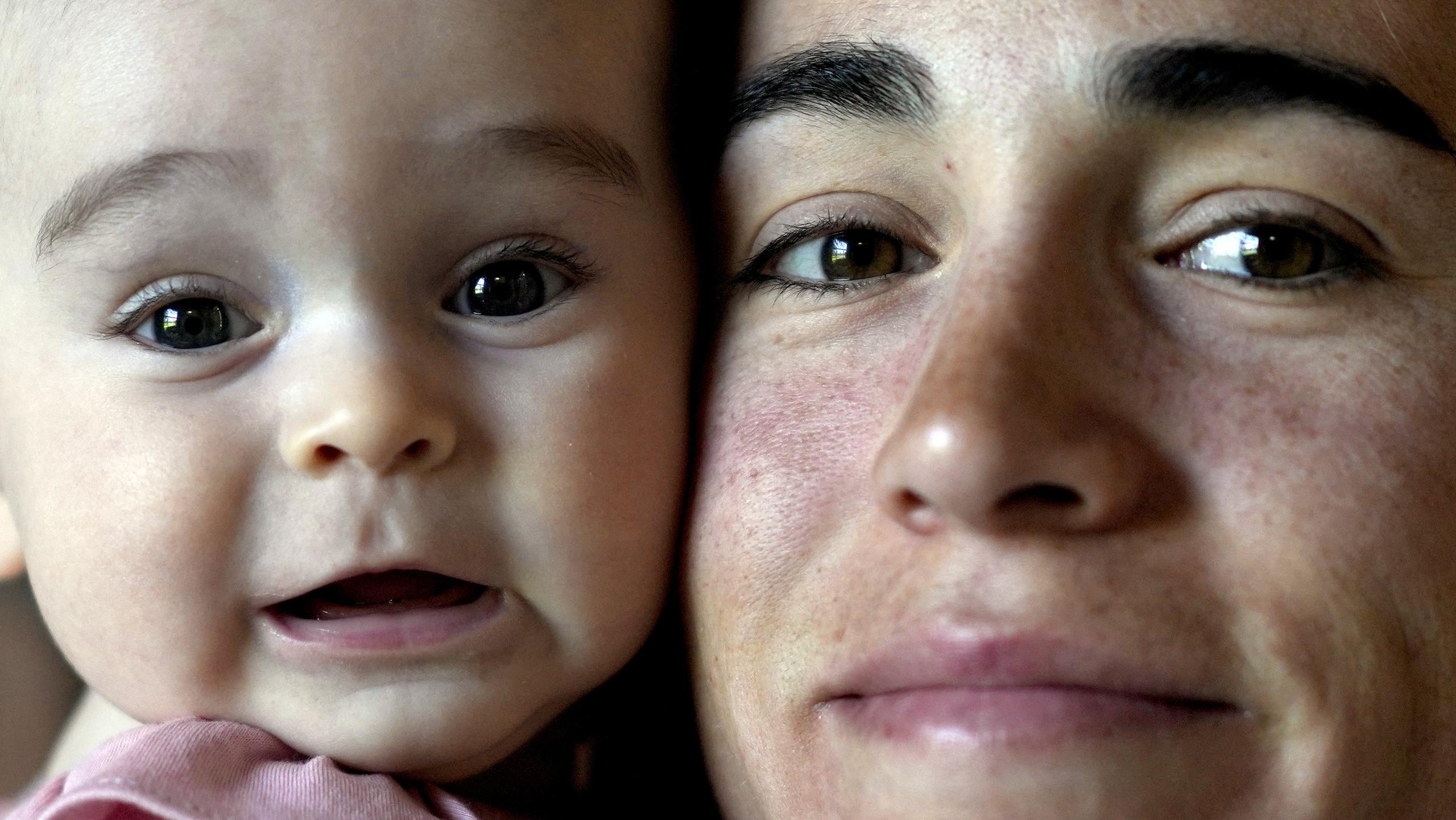 Belén Casetta sostiene a su hija Lina en su residencia en Pilar, Argentina, el lunes 9 de octubre de 2023. Casetta competirá en los 3,000 metros de los Juegos Panamericanos en Chile.