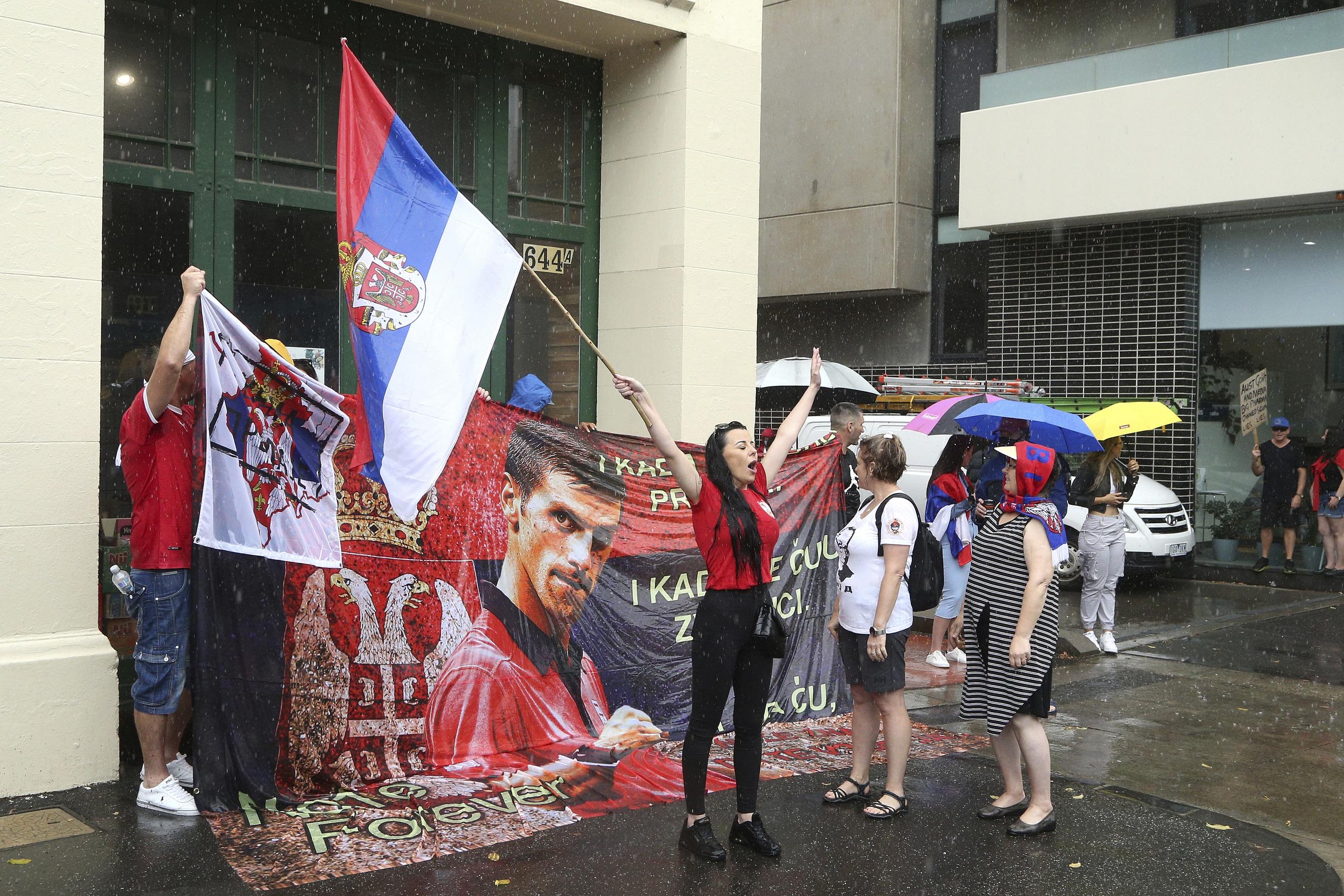 Un grupo de manifestantes se establecieron en un hotel se especula se está hospedando Novak Djokovic mientras se resuelva la disputa por la visa para permanecer en Australia.
