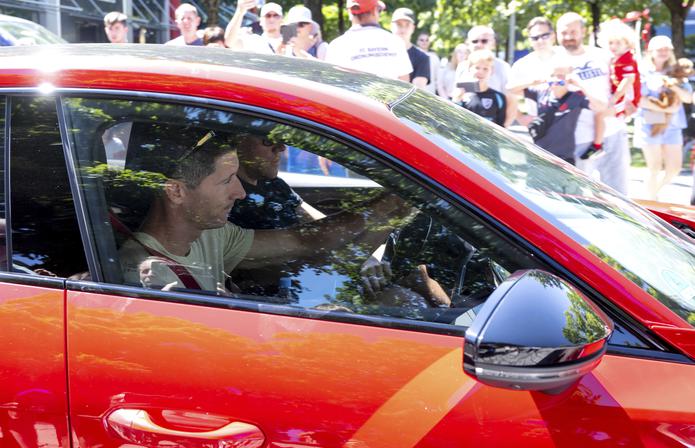 Robert Lewandowski abandona las instalaciones del Bayern Múnich en su auto después de entrenar, en Múnich, Alemania, el sábado 16 de julio de 2022. Barcelona está por firmar al delantero polaco después de sus pruebas médicas, luego que el club alemán llegó a un acuerdo con Barcelona por su transferencia.